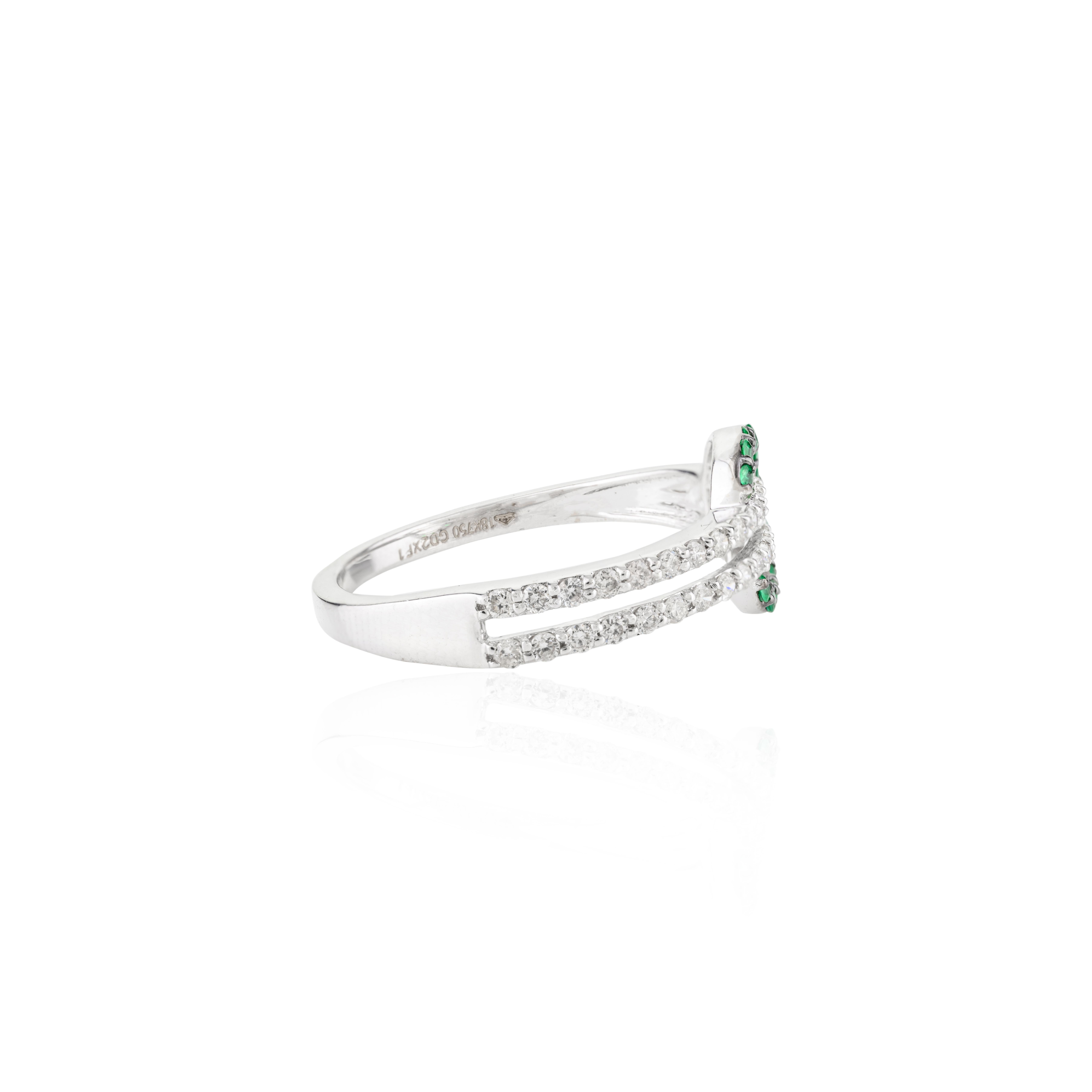 En vente :  Unique Diamonds Emerald Round Belt Buckle Ring in 18k Solid White Gold (bague de ceinture en or blanc massif) 7