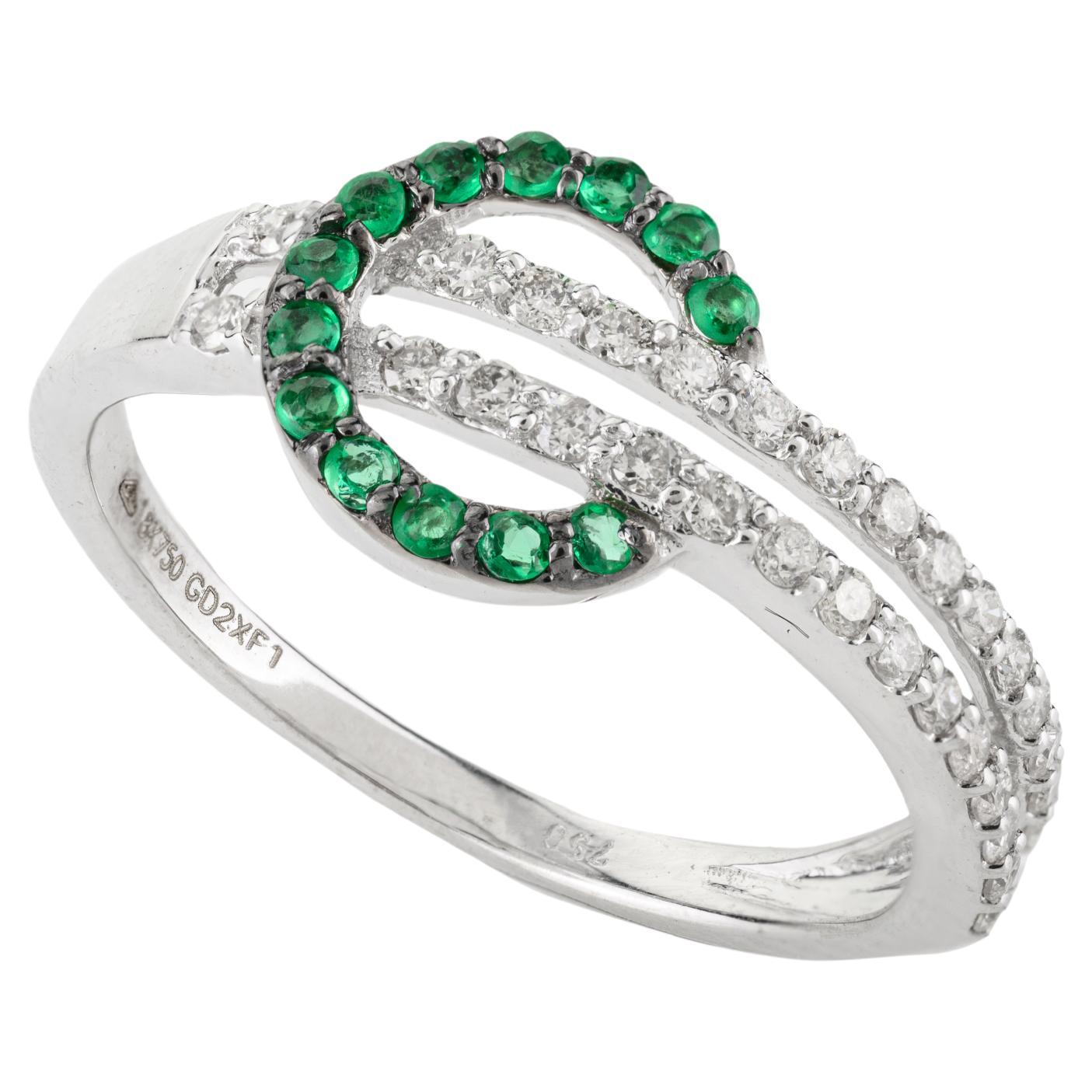 Im Angebot: Einzigartiger runder Smaragd-Diamant-Gürtelschnalle-Ring aus 18 Karat massivem Weißgold ()