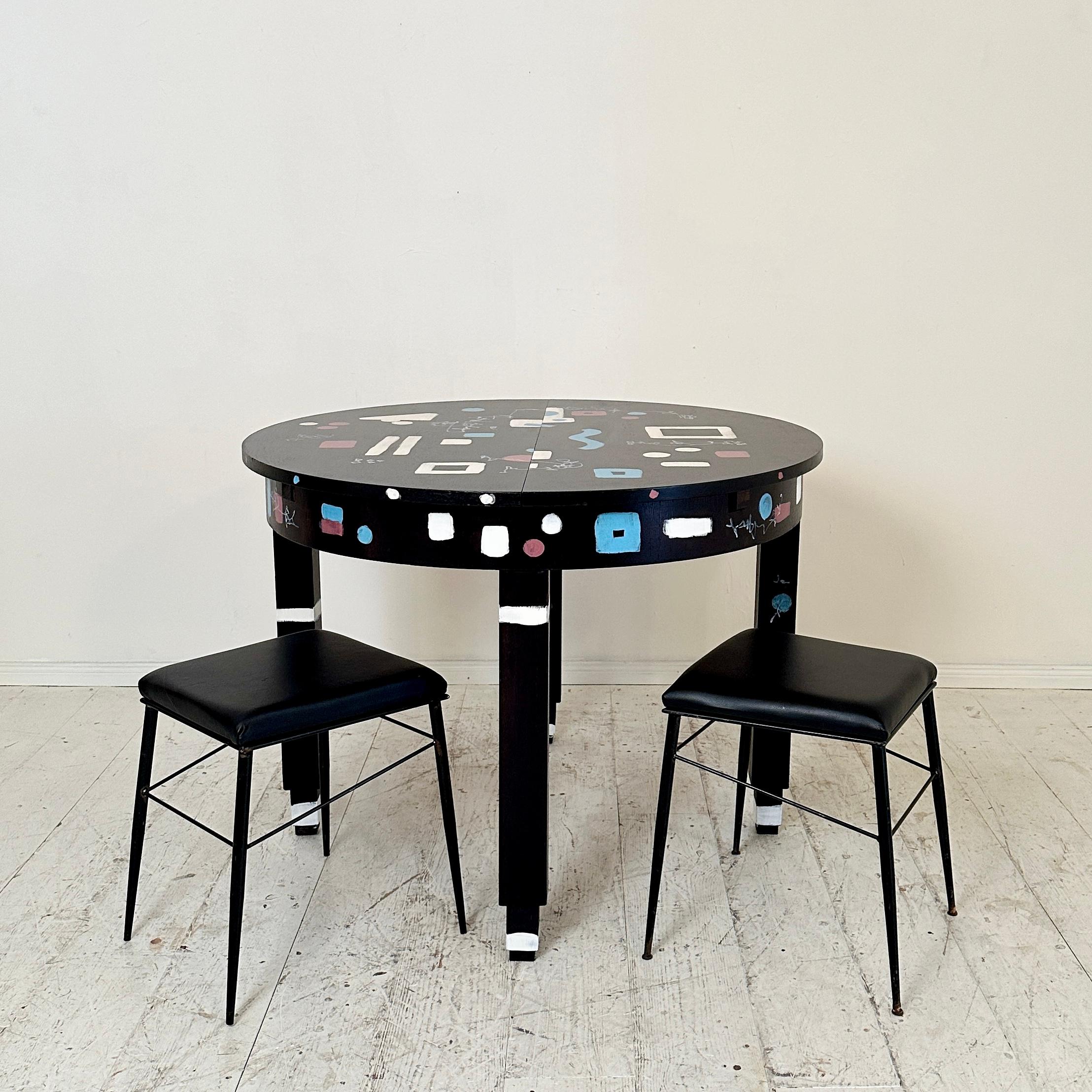 Unique Round Extendable Bauhaus Table Re-Painted in Black and Multiple Colors In Good Condition For Sale In Berlin, DE