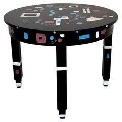 Singular mesa redonda extensible Bauhaus repintada en negro y varios colores