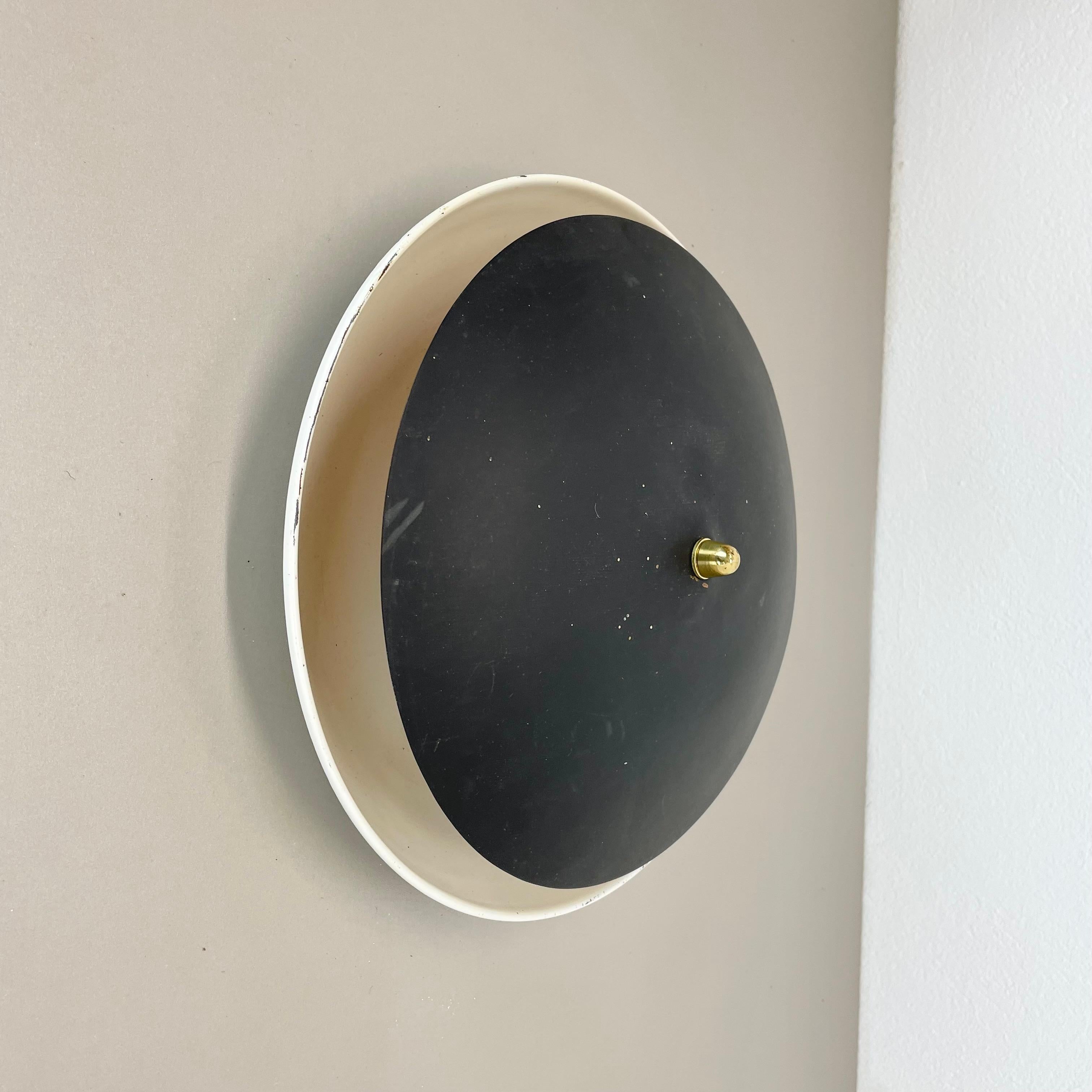 Article :

plafonnier / applique en laiton 



Origine :

Italie



Âge :

1950s



Ce luminaire moderniste vintage a été produit dans les années 1950 en Italie. Les lampes sont en métal  et cuivre avec un grand abat-jour rond noir original