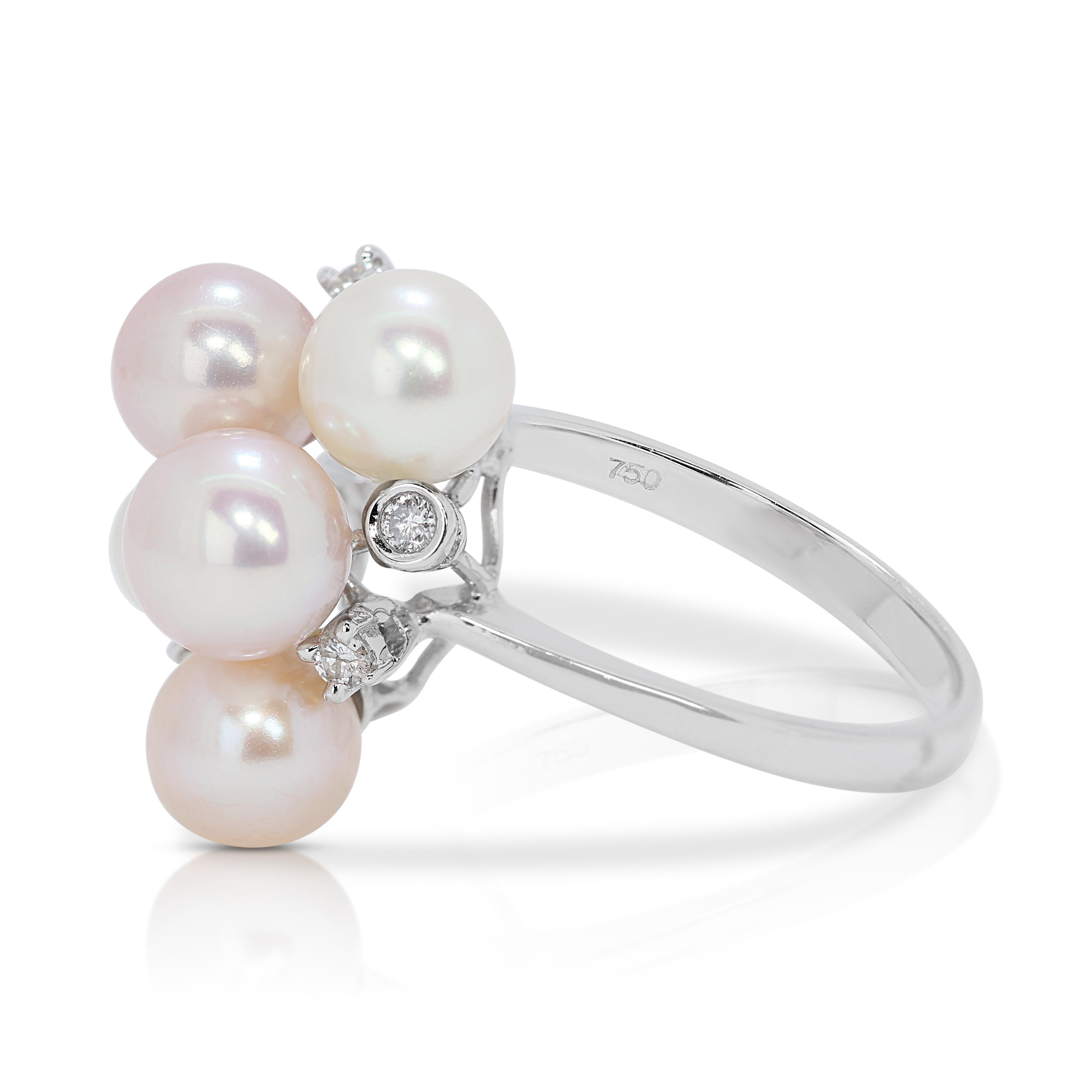 Unique Round Pearl Ring with Diamonds in 18K White Gold In Excellent Condition For Sale In רמת גן, IL