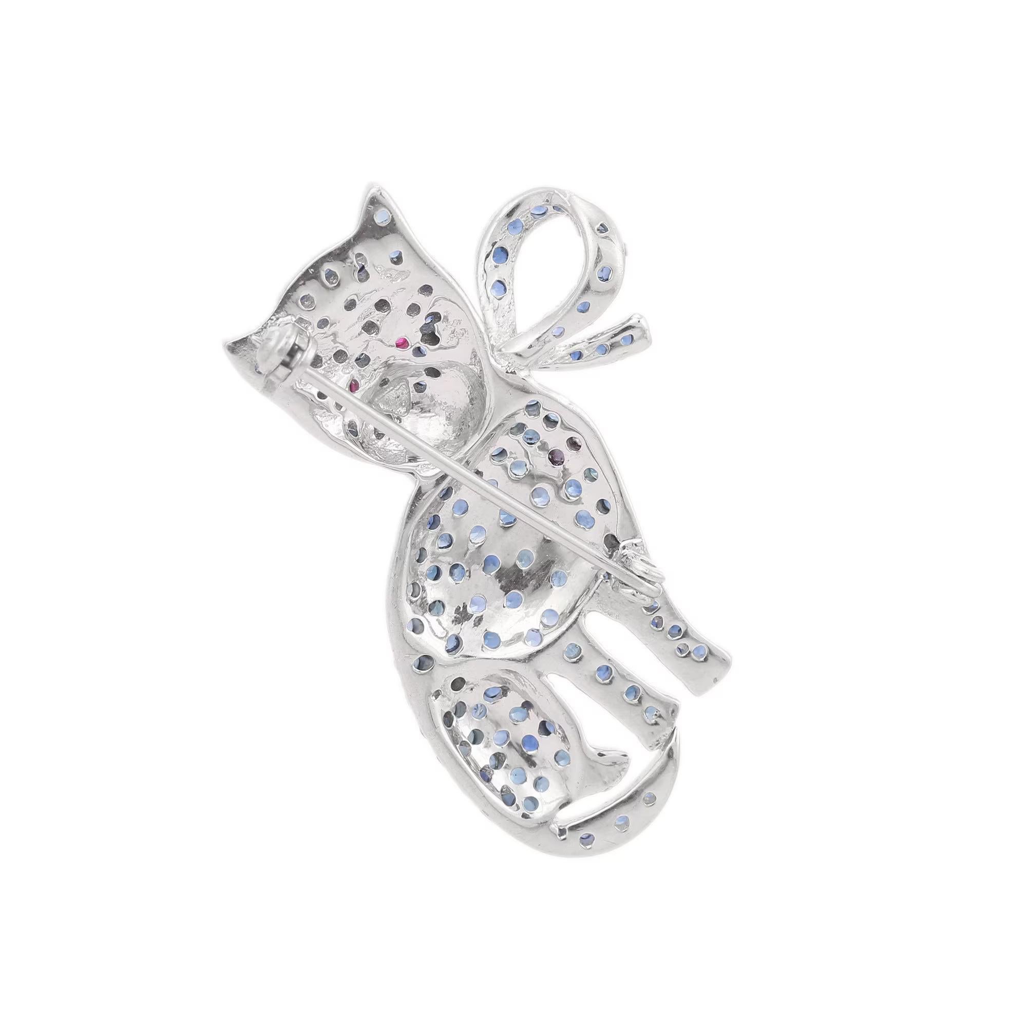 Unica spilla a forma di gatto con rubino e zaffiro in argento sterling che rappresenta una fusione di surrealismo e pop-art, progettata per fare una dichiarazione audace. Realizzato con amore e attenzione per i dettagli, presenta 3,28 carati di
