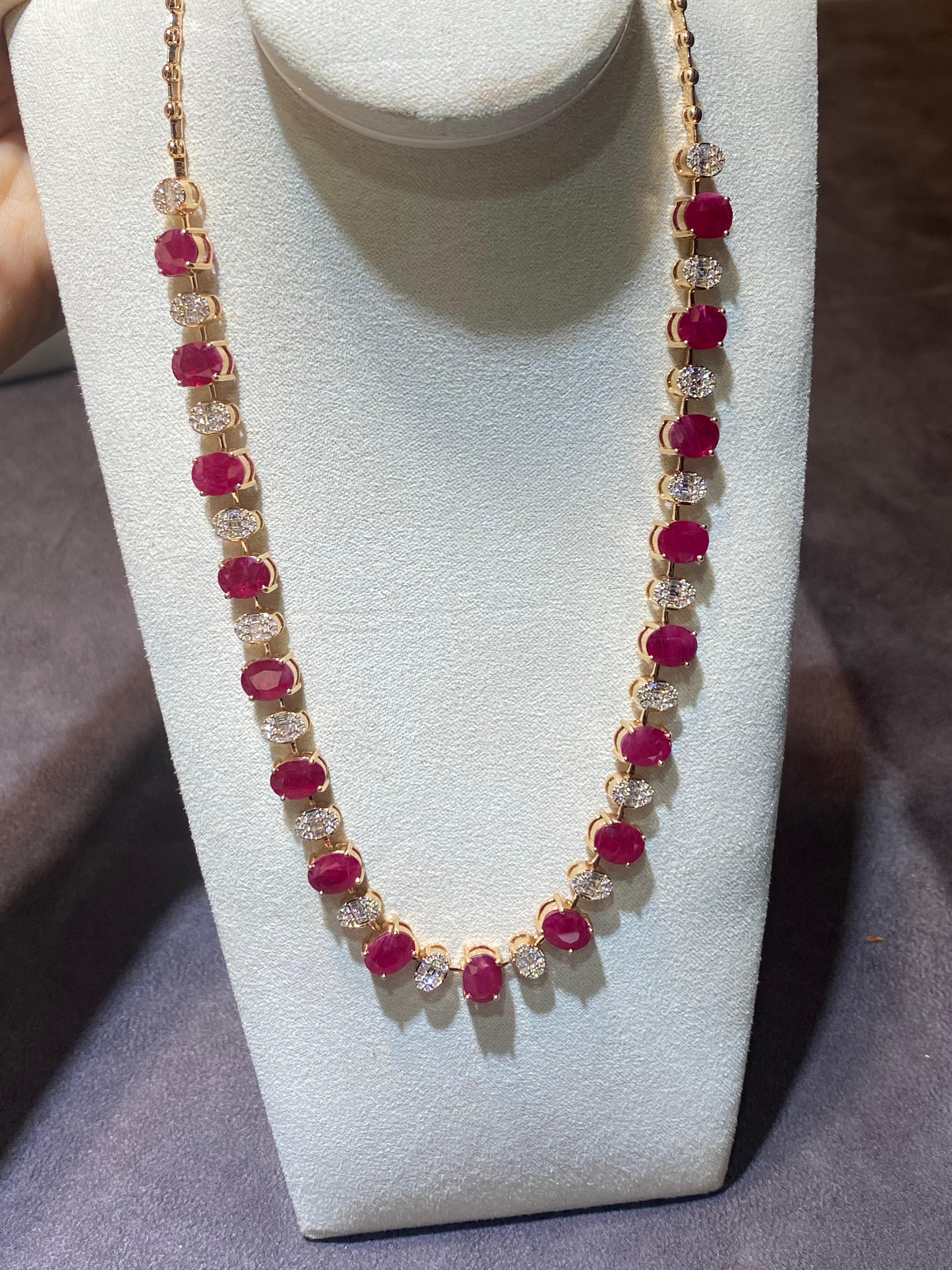 Taglio rotondo Collana unica in oro 18K con diamanti e rubini per lei in vendita