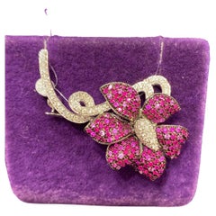 Brosche aus Weißgold mit einzigartigem Rubin, rosa Saphir und Diamant in Blumenform für Sie