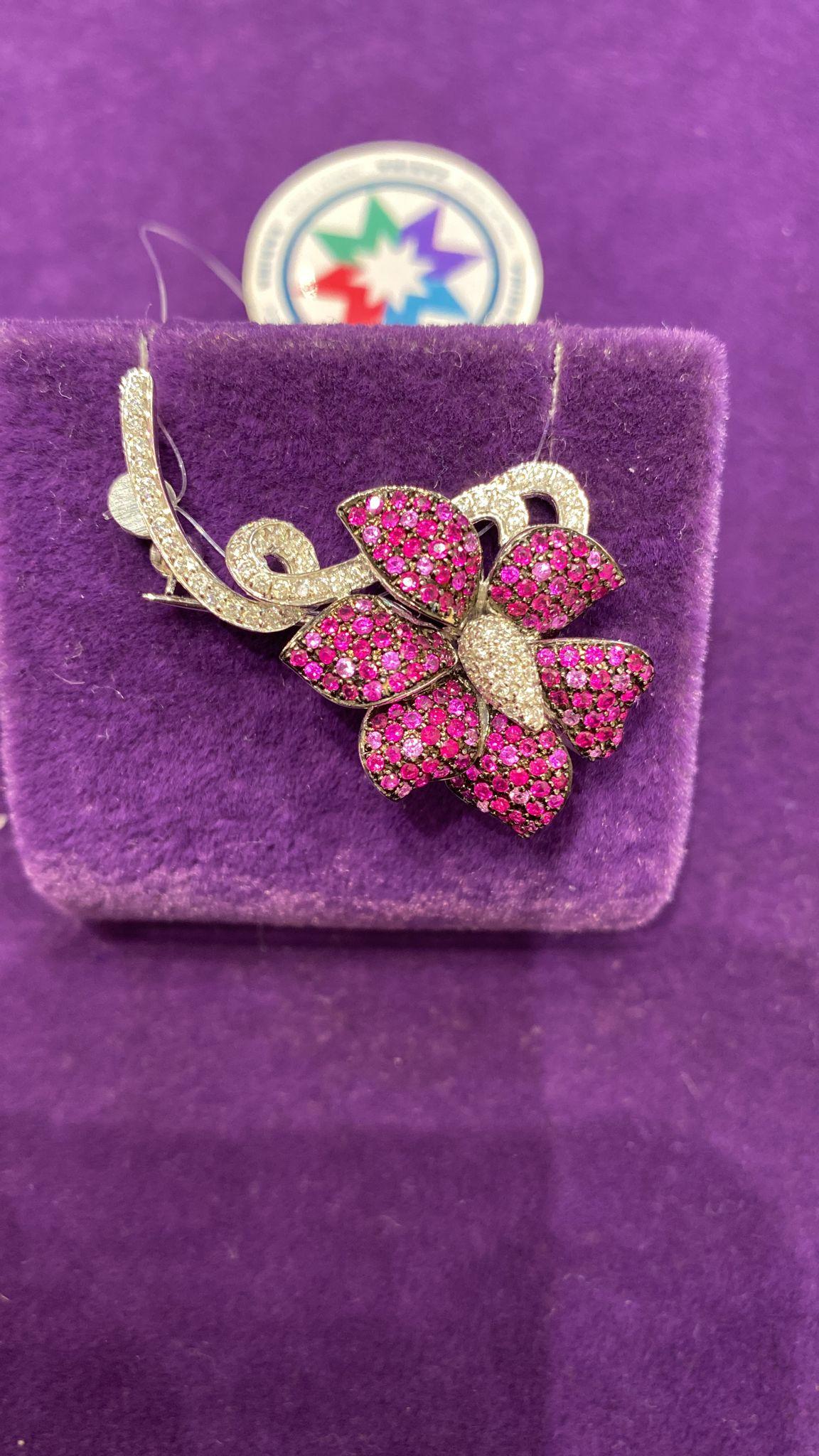 Brosche aus Weißgold mit einzigartigem Rubin, rosa Saphir und Diamant in Blumenform für Sie (Rundschliff) im Angebot