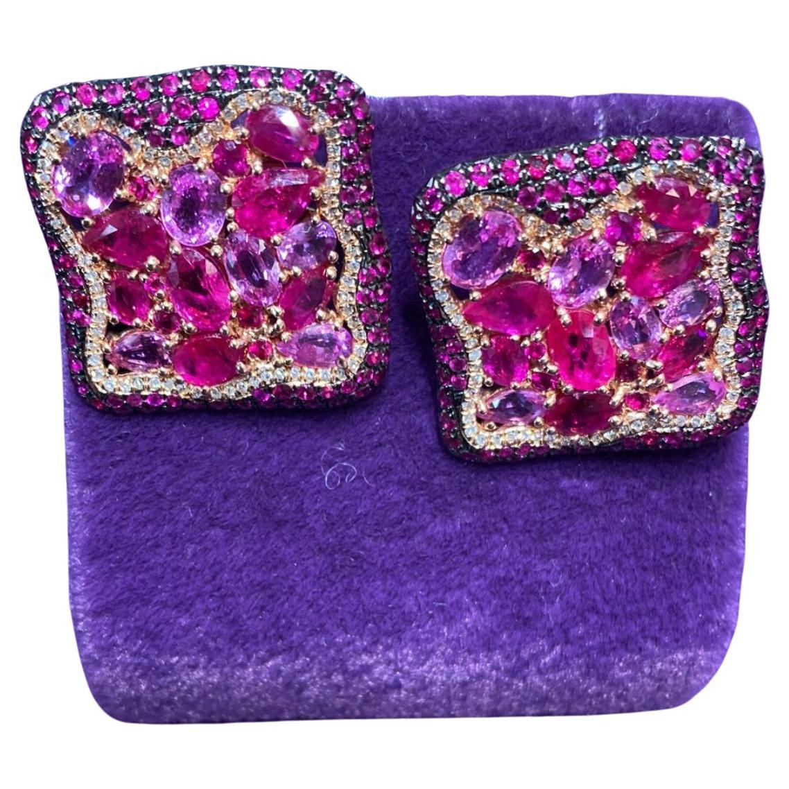 Ohrringe aus Weißgold 18 Karat 
Gewicht 12,18   
Diamanten 140-RND17-0,35-4/6- 
170--RND-2,73 (5)/2,73 Rubin
Rubin 4-1,88 (5)/2
10-Oval-3,92 (5)/2 Rubin
Rosa Saphir


NATKINA ist eine in Genf ansässige Schmuckmarke mit einem Erbe der alten Schweizer