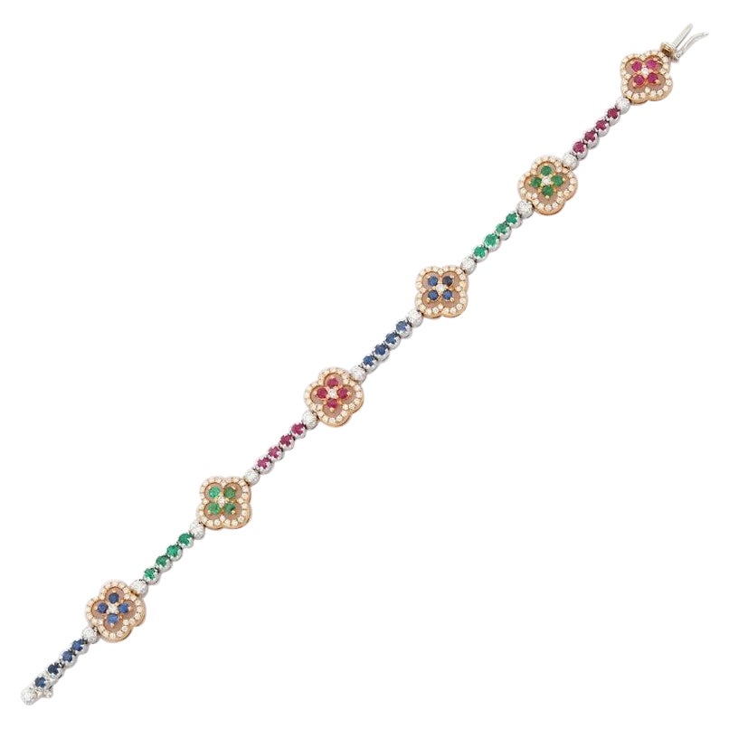Art déco Bracelet unique de breloques en or jaune massif 18 carats, rubis, saphir, émeraude et trèfle en vente