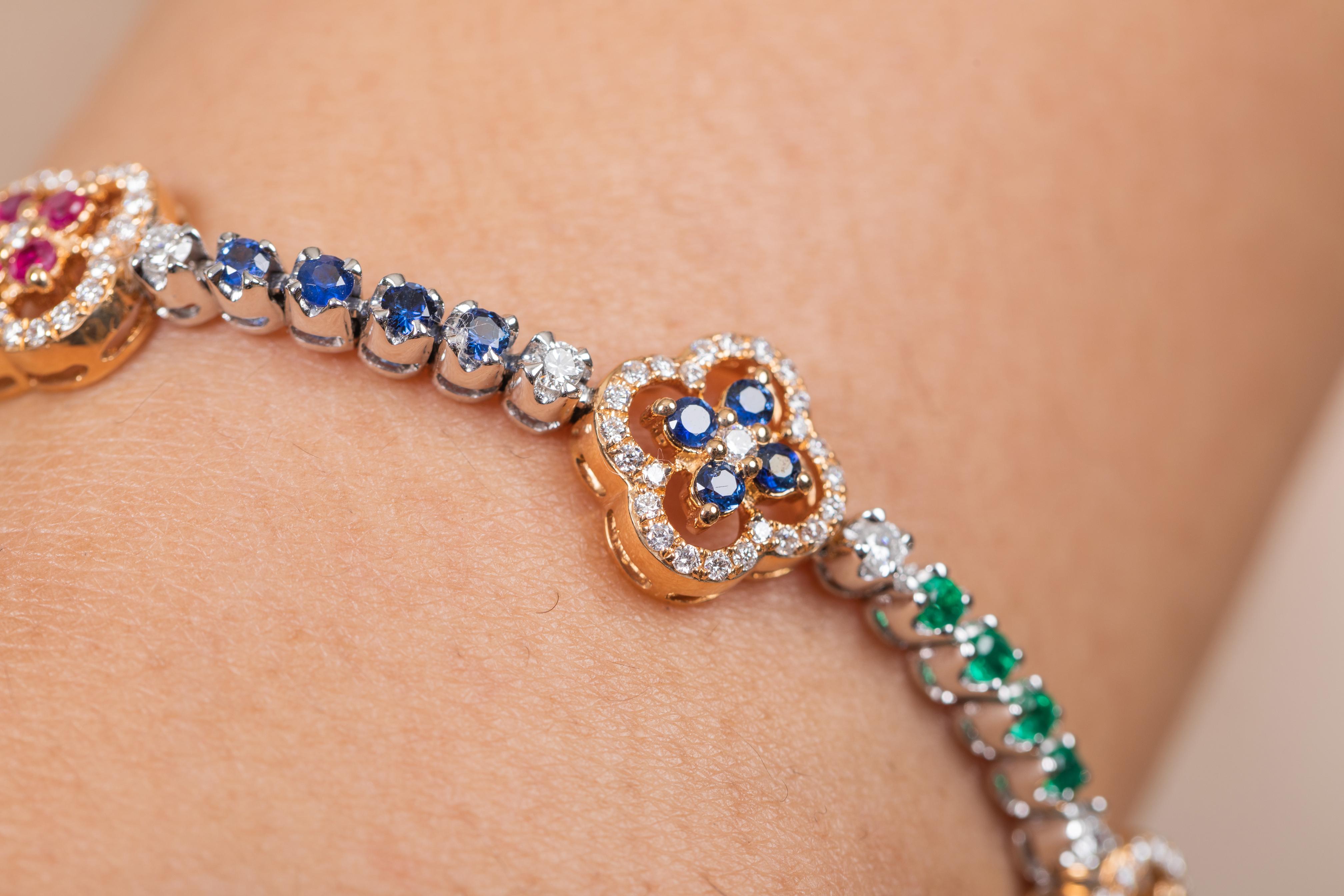 Bracelet unique de breloques en or jaune massif 18 carats, rubis, saphir, émeraude et trèfle Pour femmes en vente
