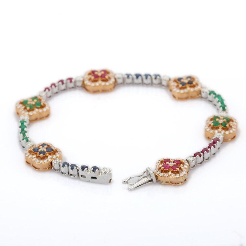 Bracelet unique de breloques en or jaune massif 18 carats, rubis, saphir, émeraude et trèfle en vente 1