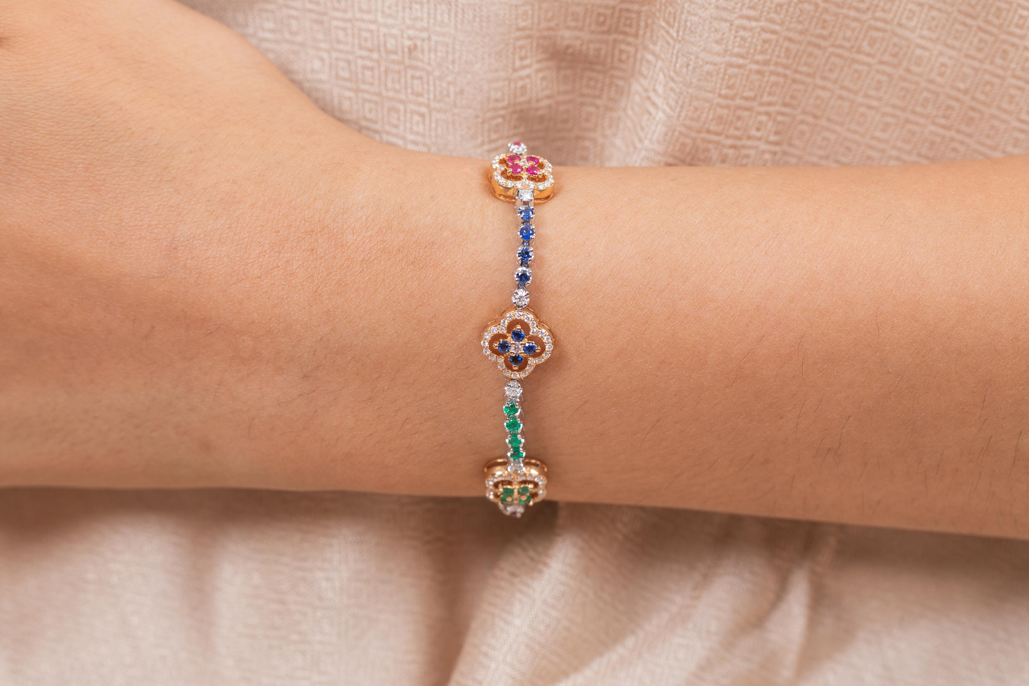 Bracelet unique de breloques en or jaune massif 18 carats, rubis, saphir, émeraude et trèfle en vente 2