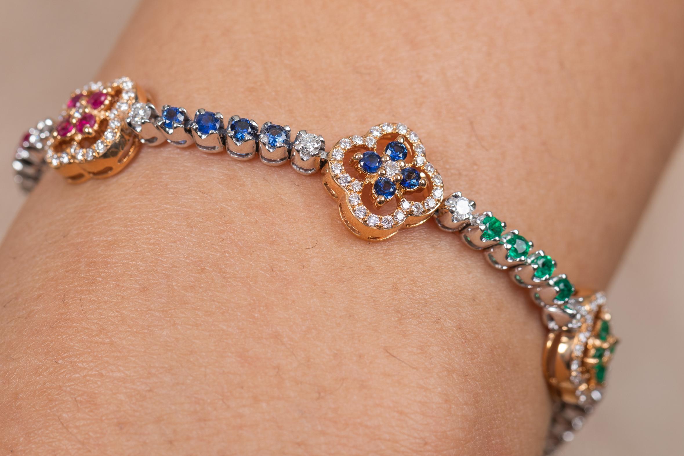 Bracelet unique de breloques en or jaune massif 18 carats, rubis, saphir, émeraude et trèfle en vente 3