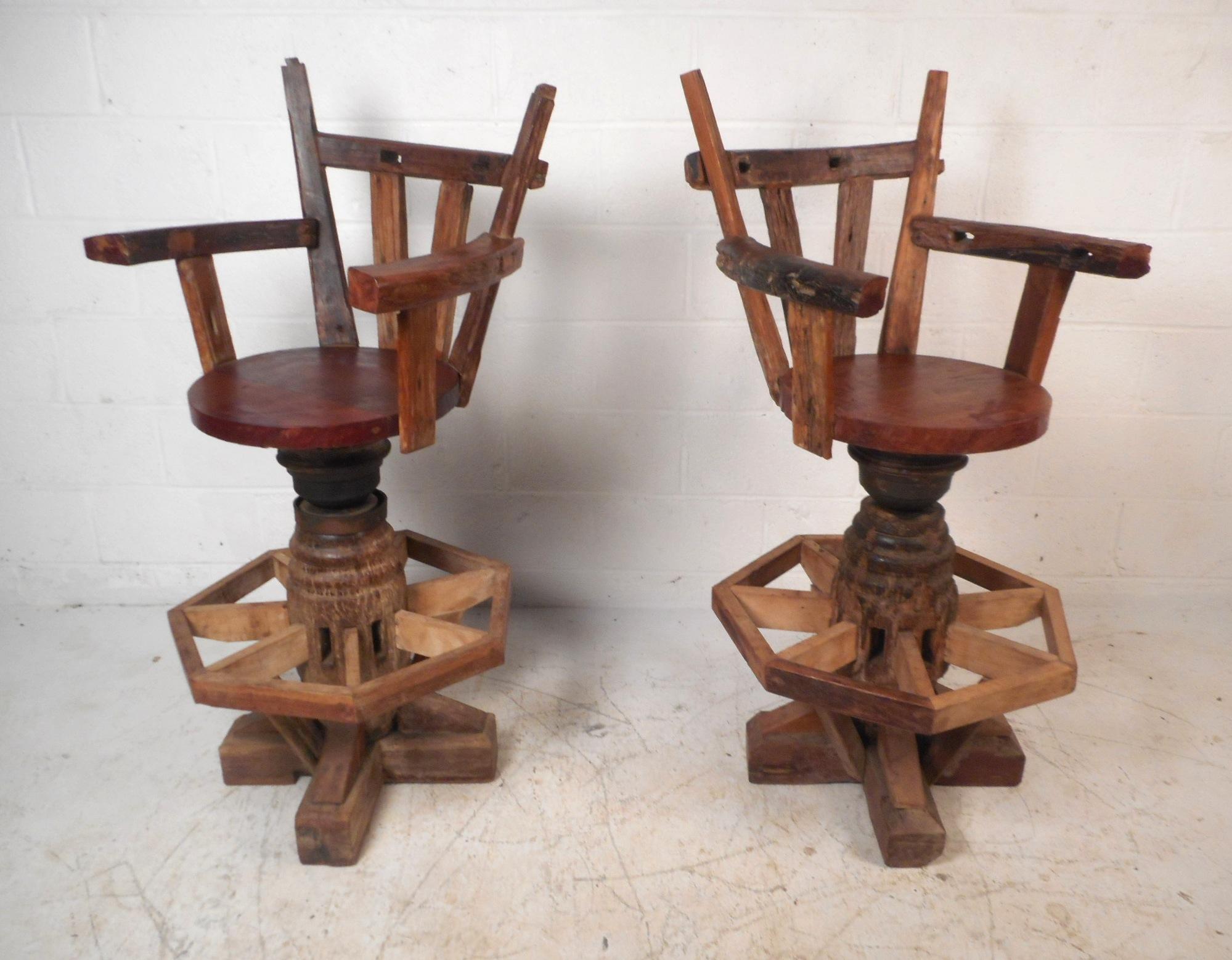 Dieses wunderschöne Paar moderner Barhocker im Vintage-Stil verfügt über ein drehbares Gestell und einen Rahmen mit lebendiger Kante. Dieses robuste und stilvolle Paar wurde für maximalen Komfort geformt. Die einzigartige achteckige Fußstütze, die