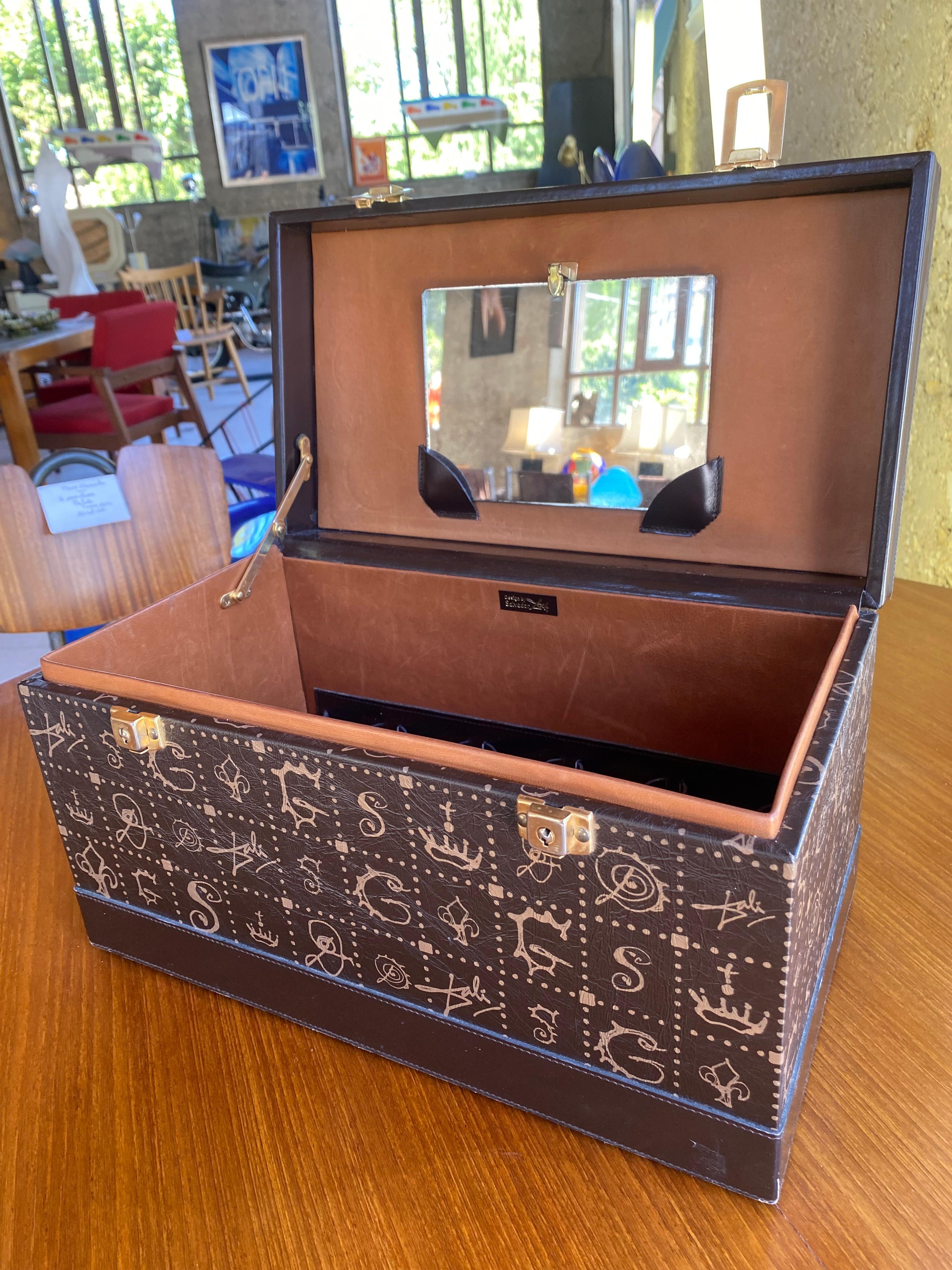 Único Salvador DALI (1904-1989) & E.G.I Francia VANITY CASE Sintético en venta