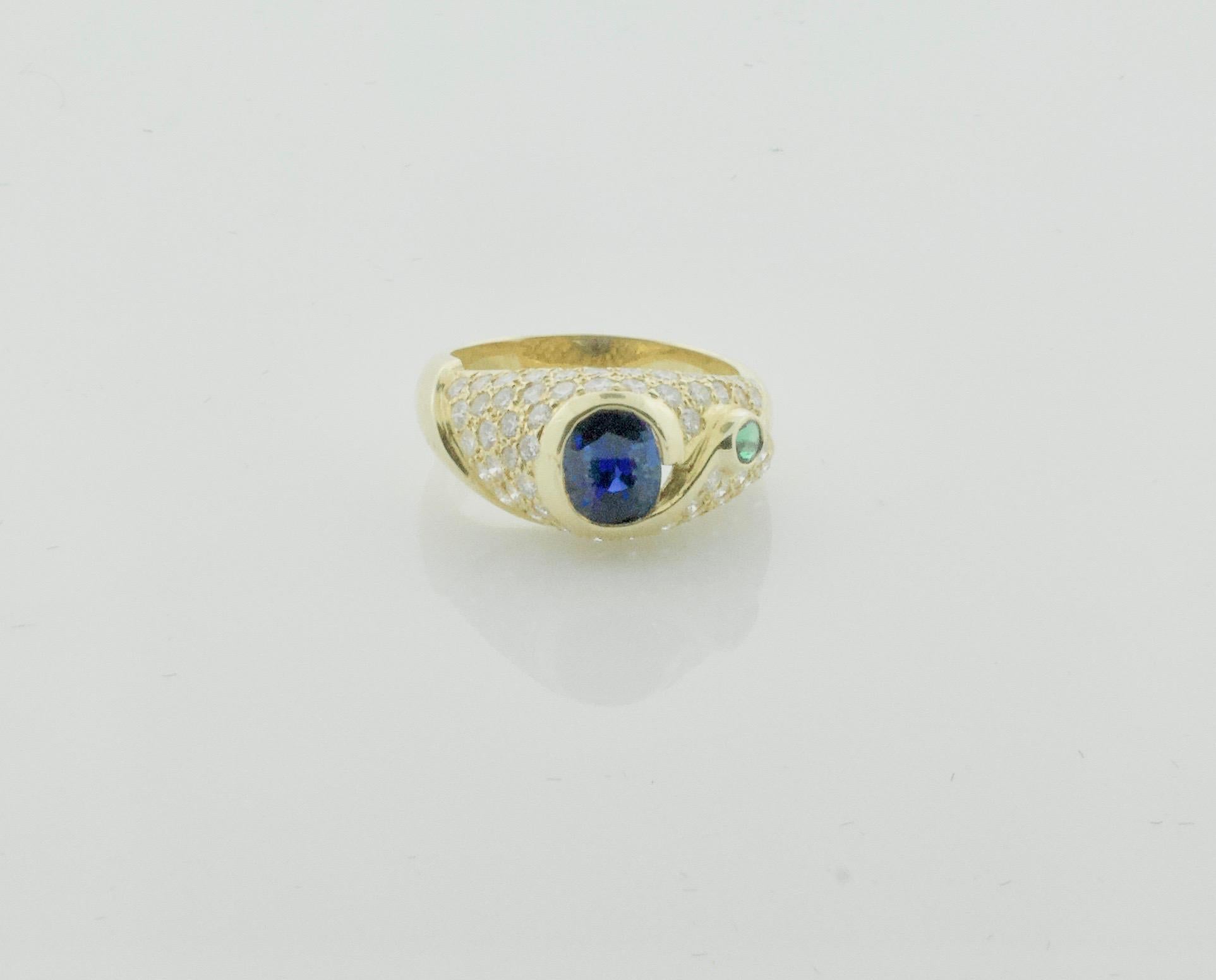 Unique Sapphire Diamond and Emerald Ring in 18 Karat For Sale 3