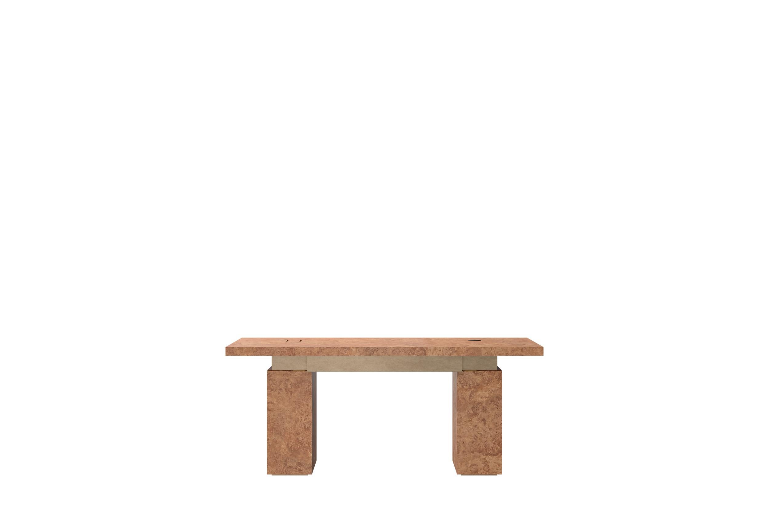 Console da scrivania Sarah, unica nel suo genere, di Ultramobili
Dimensioni:  L 180 x P 82 x H 76 cm
Materiali:  Struttura in radica di castagno, finitura in metallo bronzo per il divisorio sotto il piano.

Le gambe larghe che fungono da