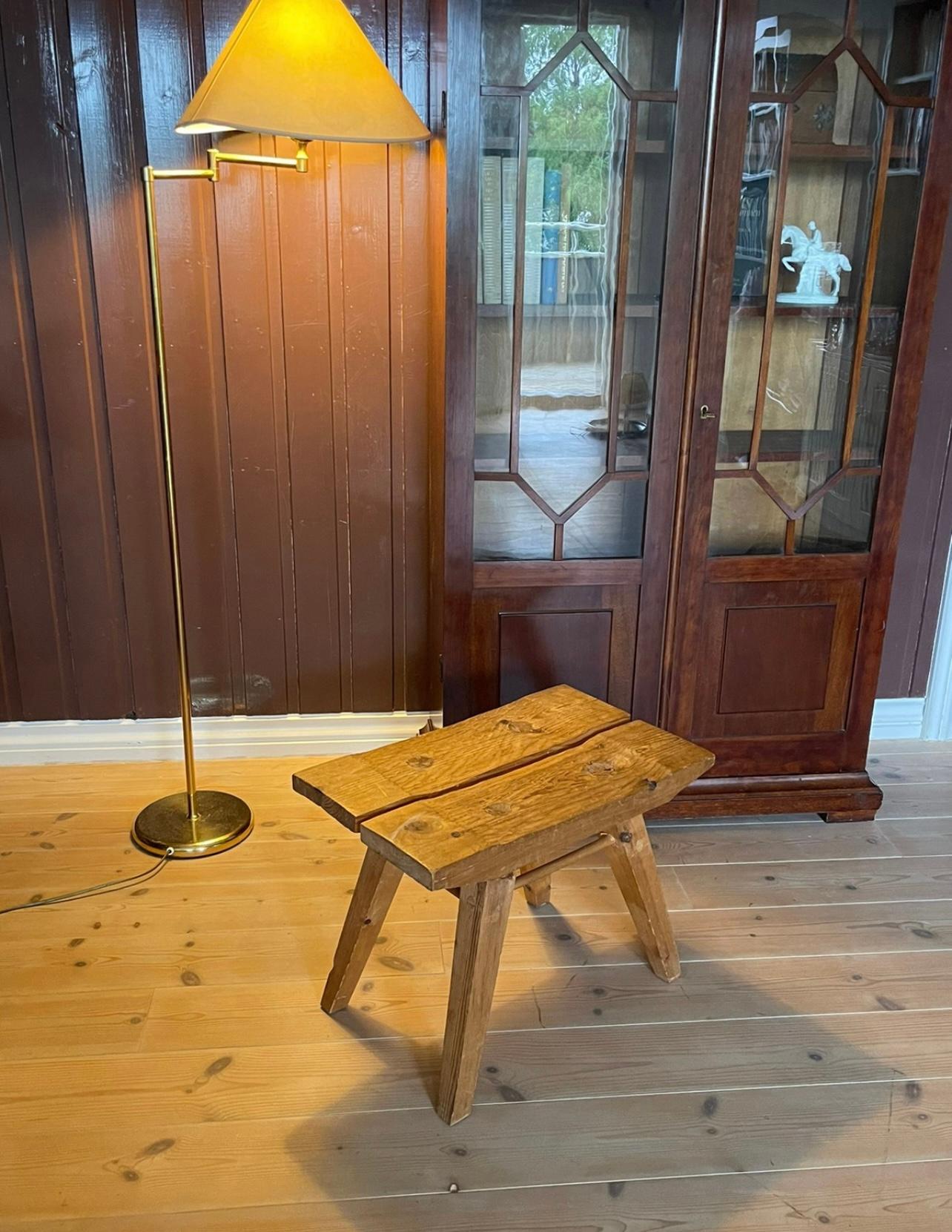 Scandinave moderne Uniques Design/One Tabouret fait à la main, Pin Nature, 1950s, Norvège en vente