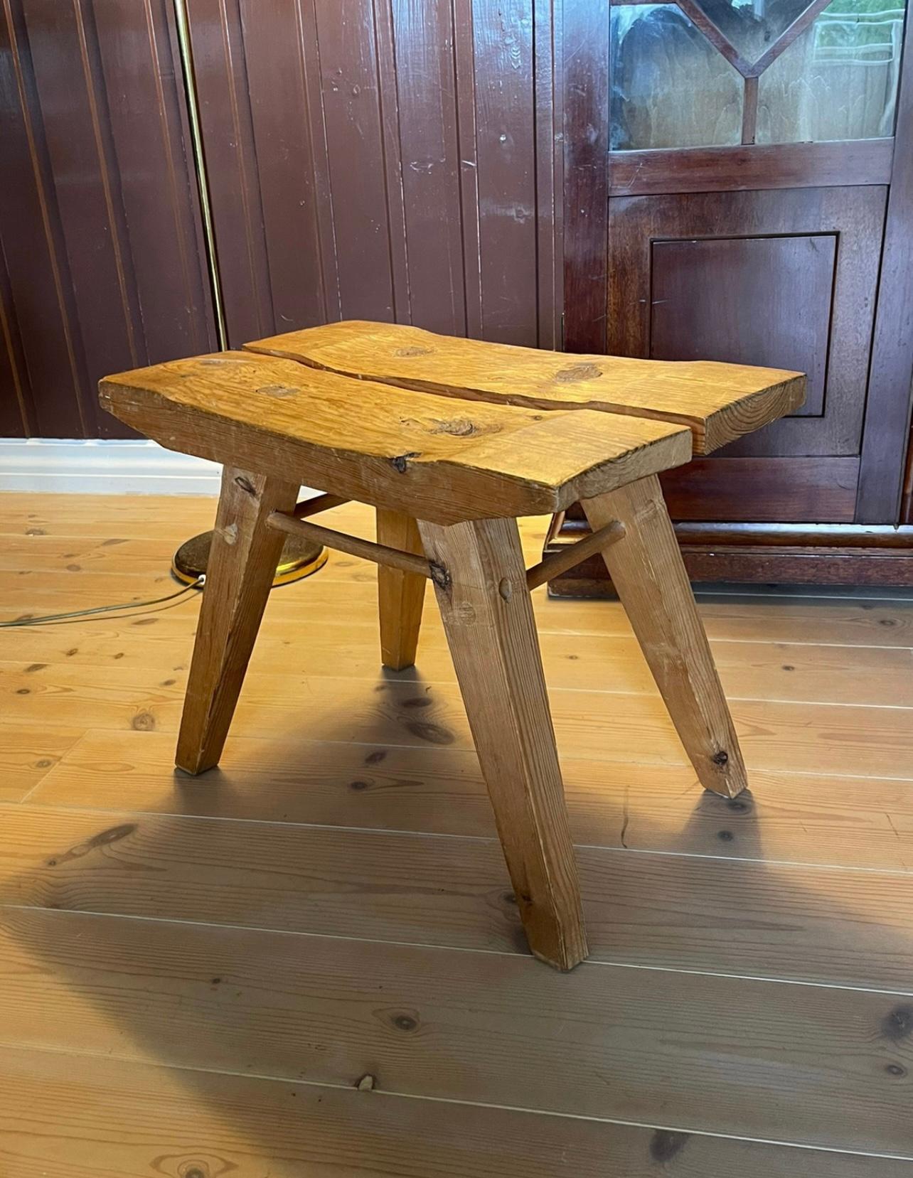 Norvégien Uniques Design/One Tabouret fait à la main, Pin Nature, 1950s, Norvège en vente