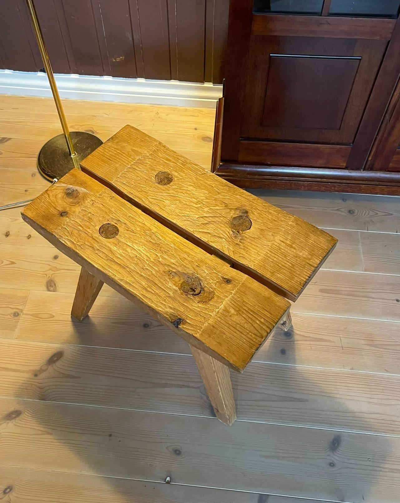 Fait main Uniques Design/One Tabouret fait à la main, Pin Nature, 1950s, Norvège en vente