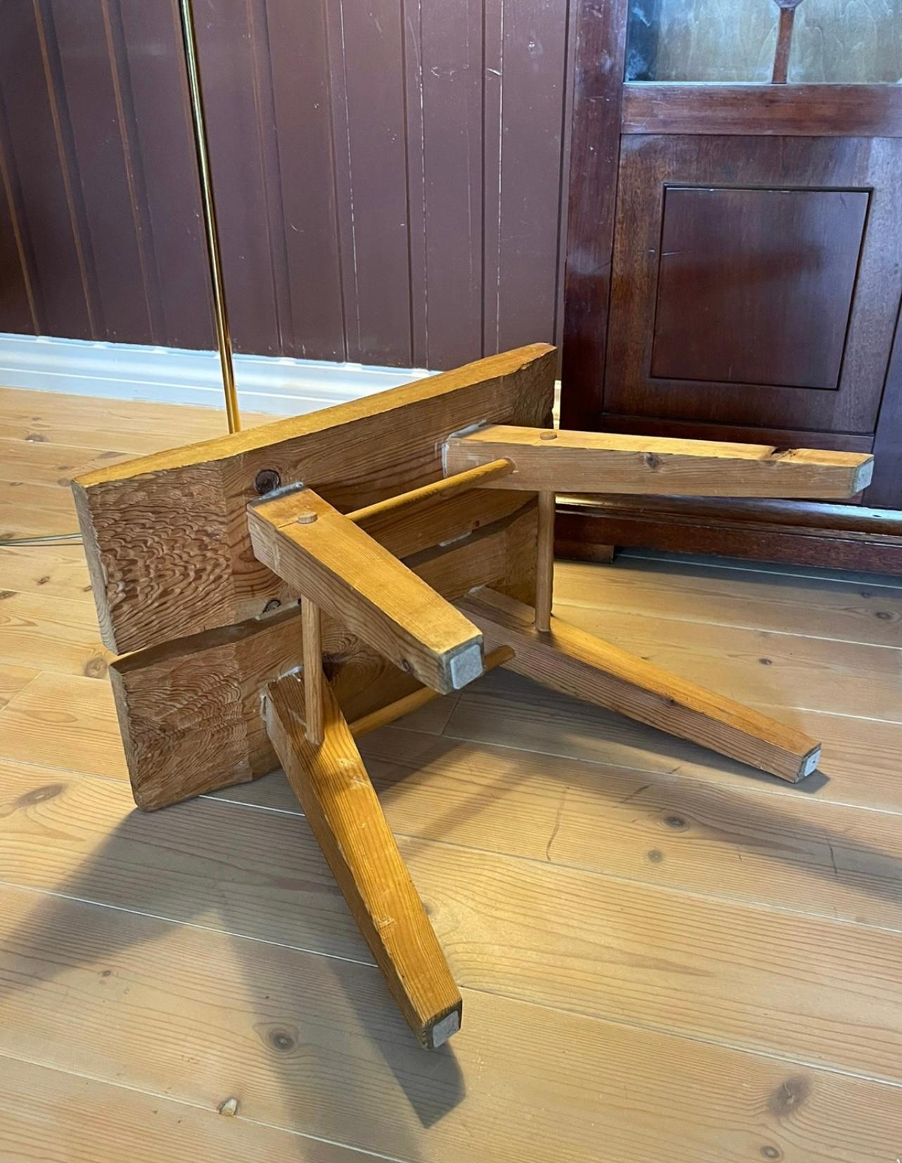 Uniques Design/One Tabouret fait à la main, Pin Nature, 1950s, Norvège Bon état - En vente à Skien, NO