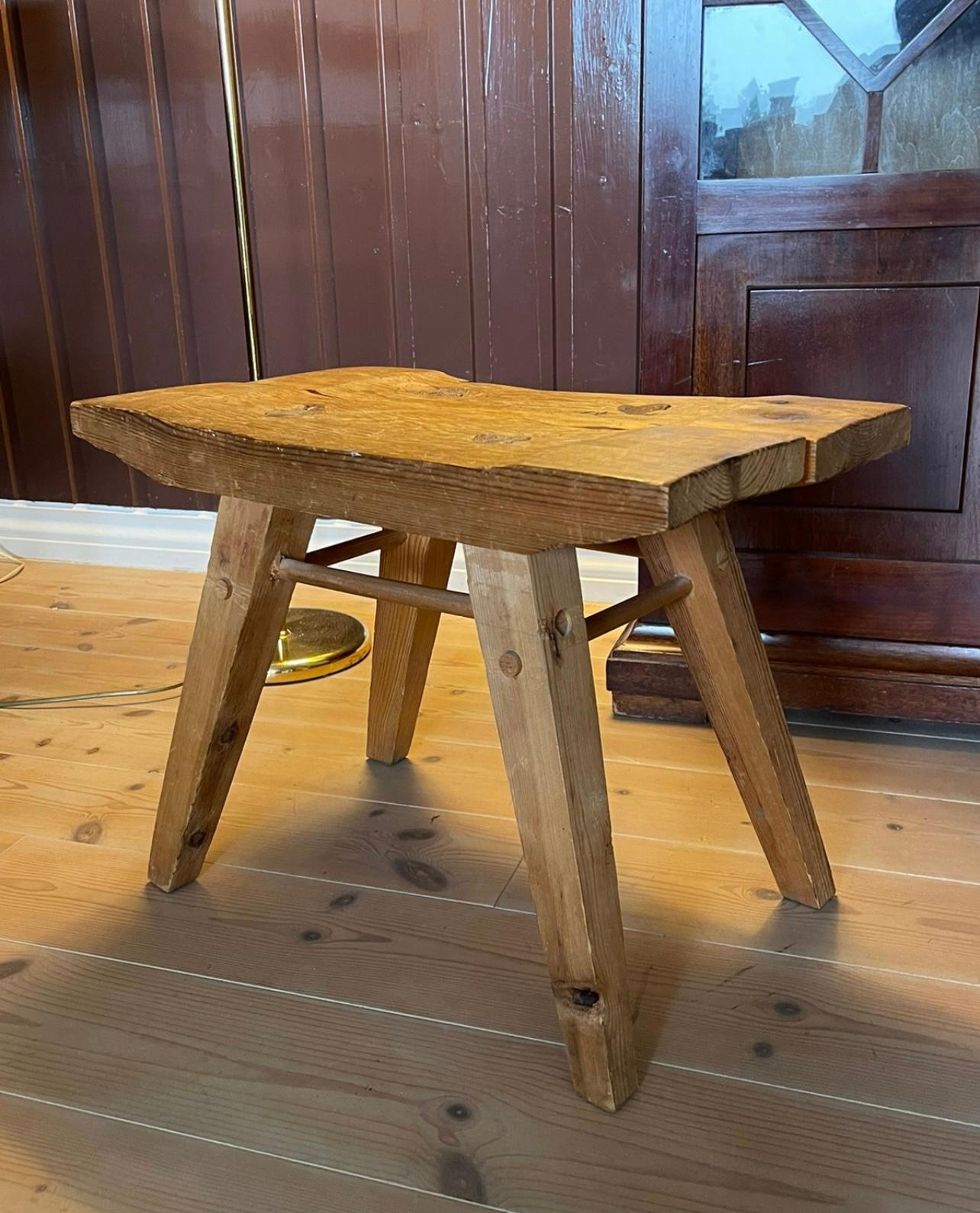 Milieu du XXe siècle Uniques Design/One Tabouret fait à la main, Pin Nature, 1950s, Norvège en vente