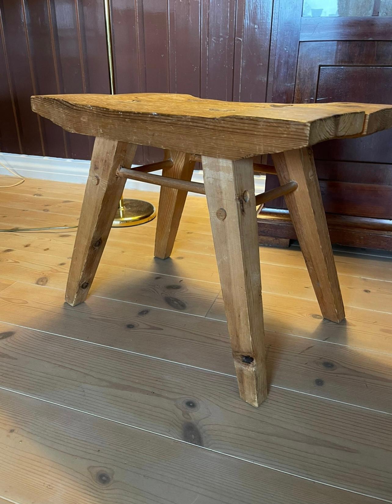 Uniques Design/One Tabouret fait à la main, Pin Nature, 1950s, Norvège en vente 1