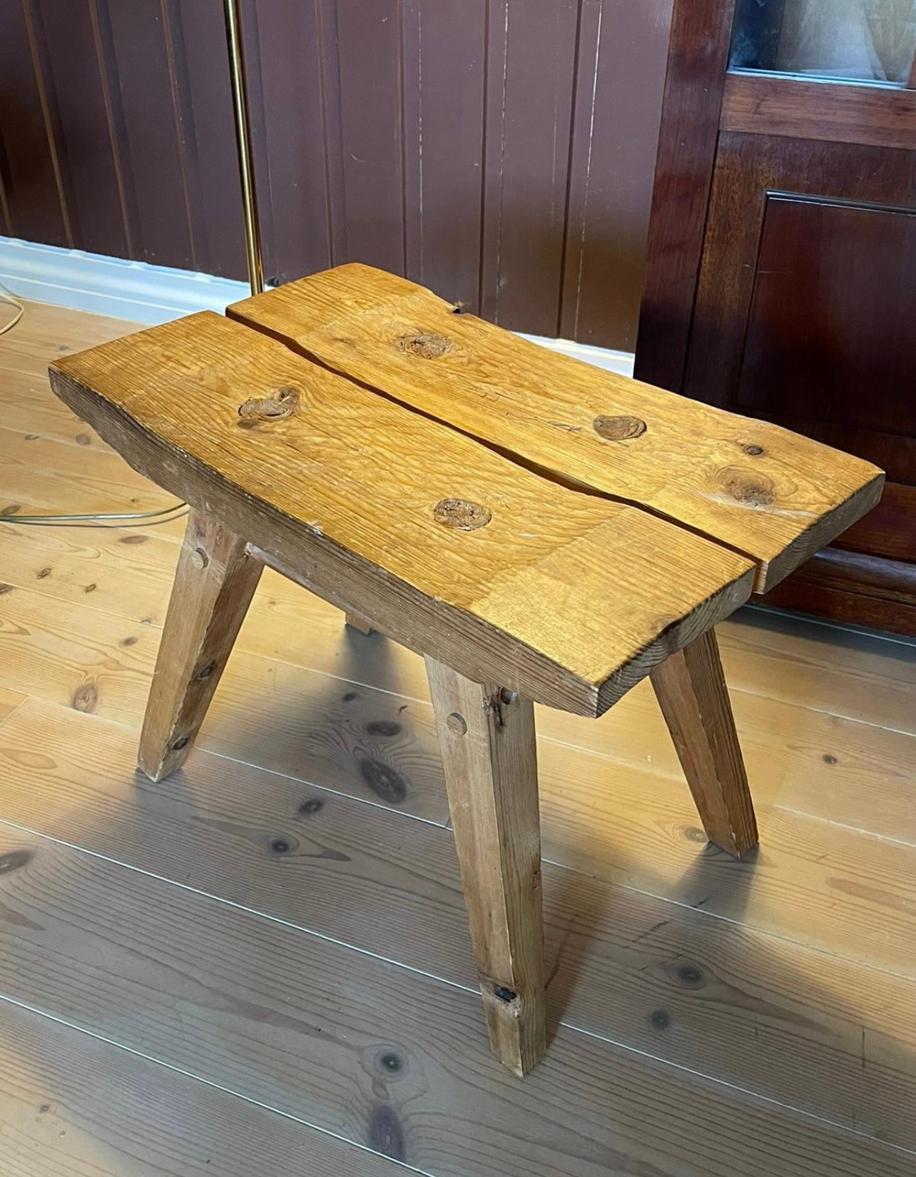 Uniques Design/One Tabouret fait à la main, Pin Nature, 1950s, Norvège en vente 2