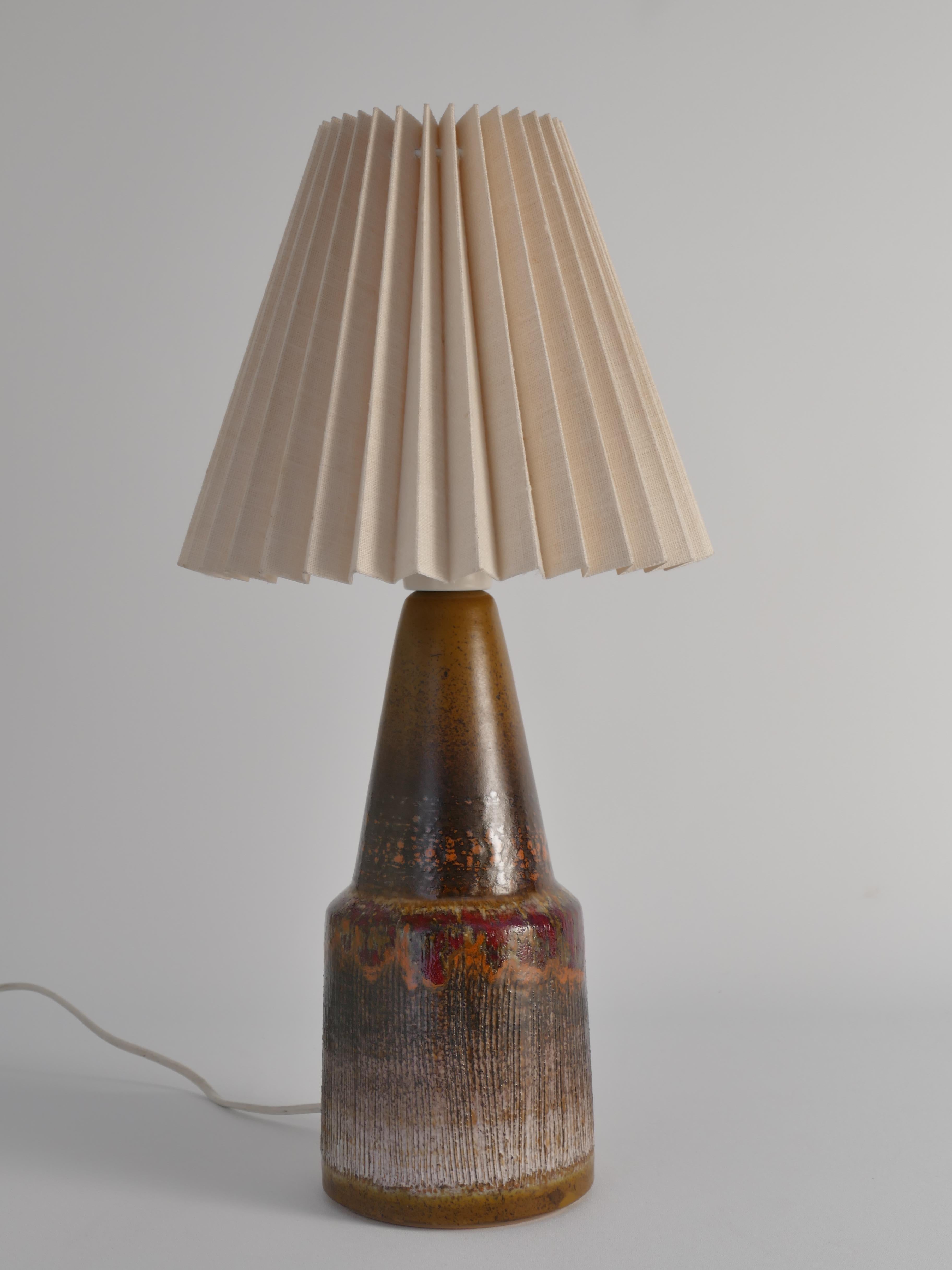 Einzigartige The Modern Scandinavian Steingutlampe von Tilgmanns, Schweden 1960er Jahre. Diese skandinavisch-moderne, brutalistische Steingutlampe von Tilgmanns, die in den 1960er Jahren in Schweden entstand, ist ein eindrucksvolles Beispiel für