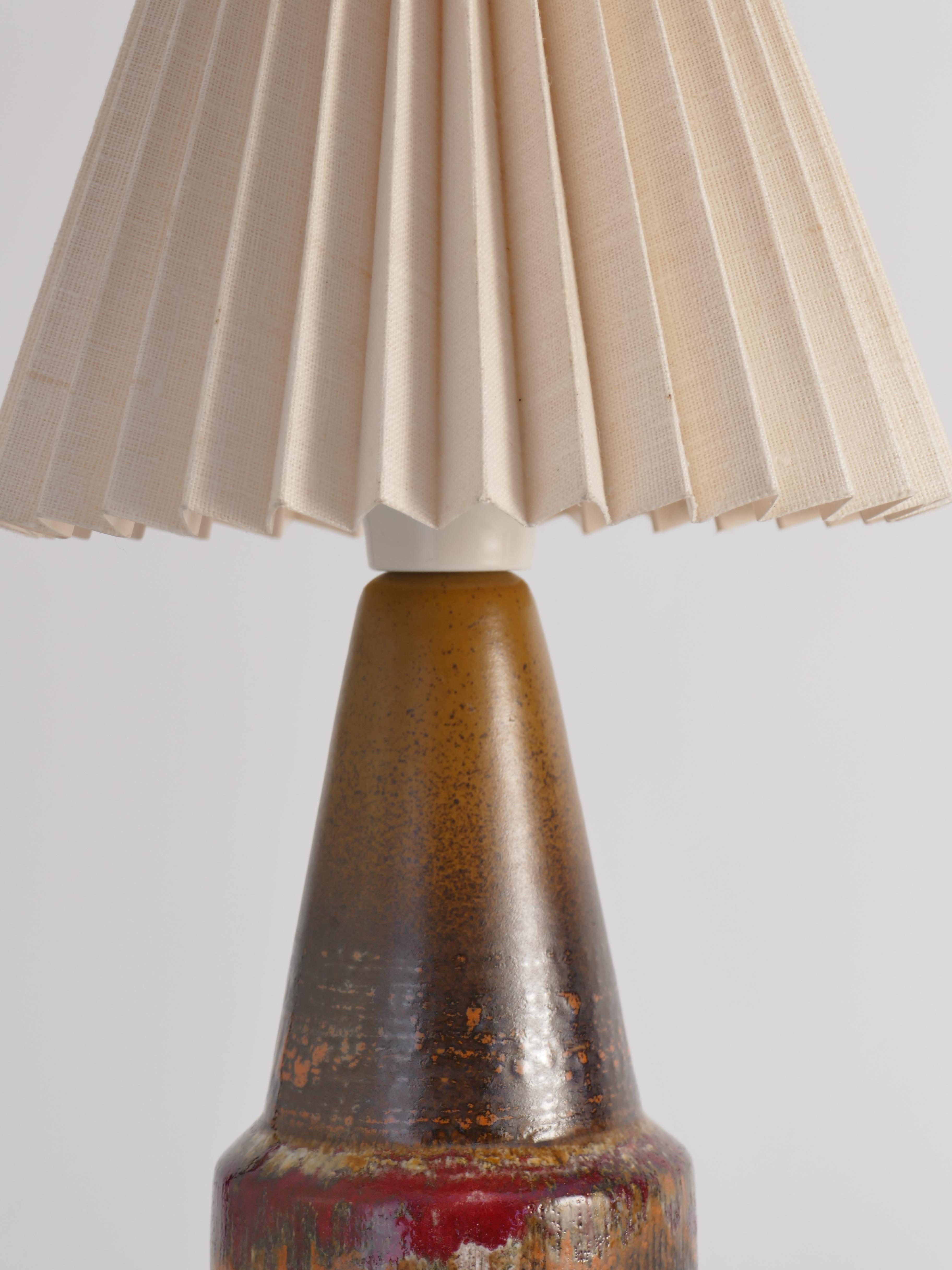 Einzigartige skandinavische moderne brutalistische Keramik-Tischlampe aus Keramik von Tilgmans, Schweden (Glasiert) im Angebot