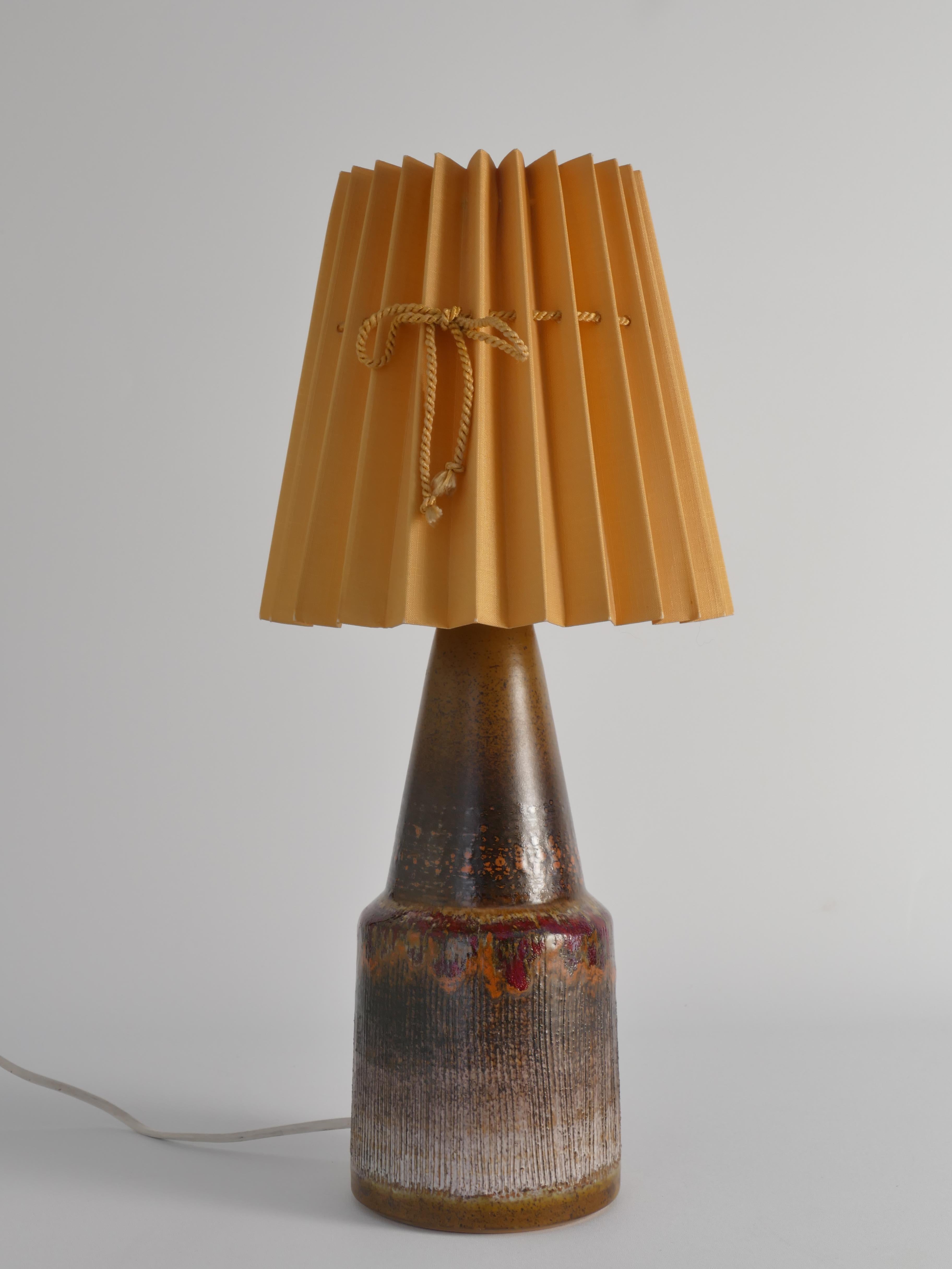 Einzigartige skandinavische moderne brutalistische Keramik-Tischlampe aus Keramik von Tilgmans, Schweden (Tonware) im Angebot