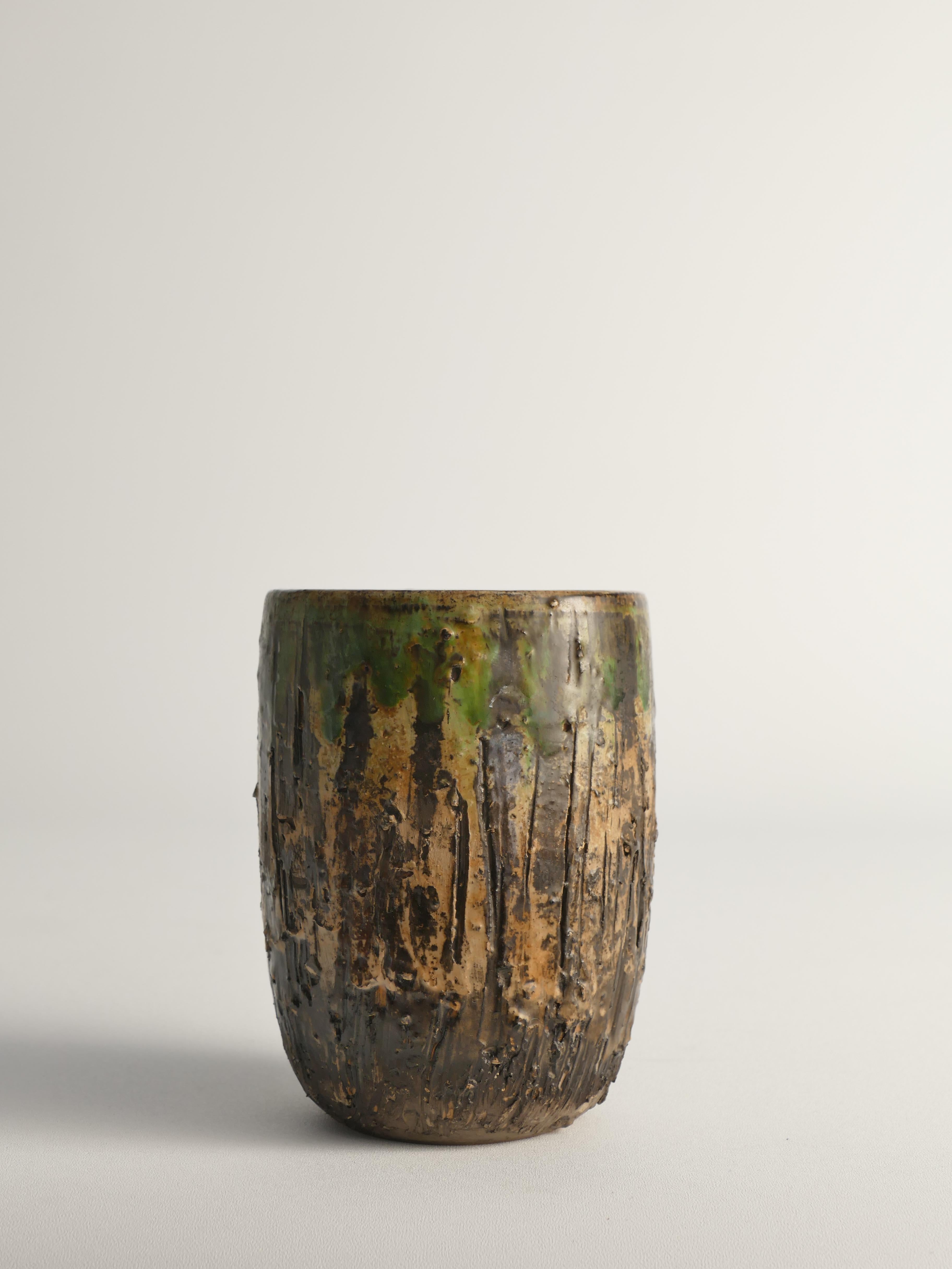 Einzigartige skandinavische moderne brutalistische Steingutvase aus Steingut von Tilgmans, Schweden 1960er Jahre (Glasiert) im Angebot
