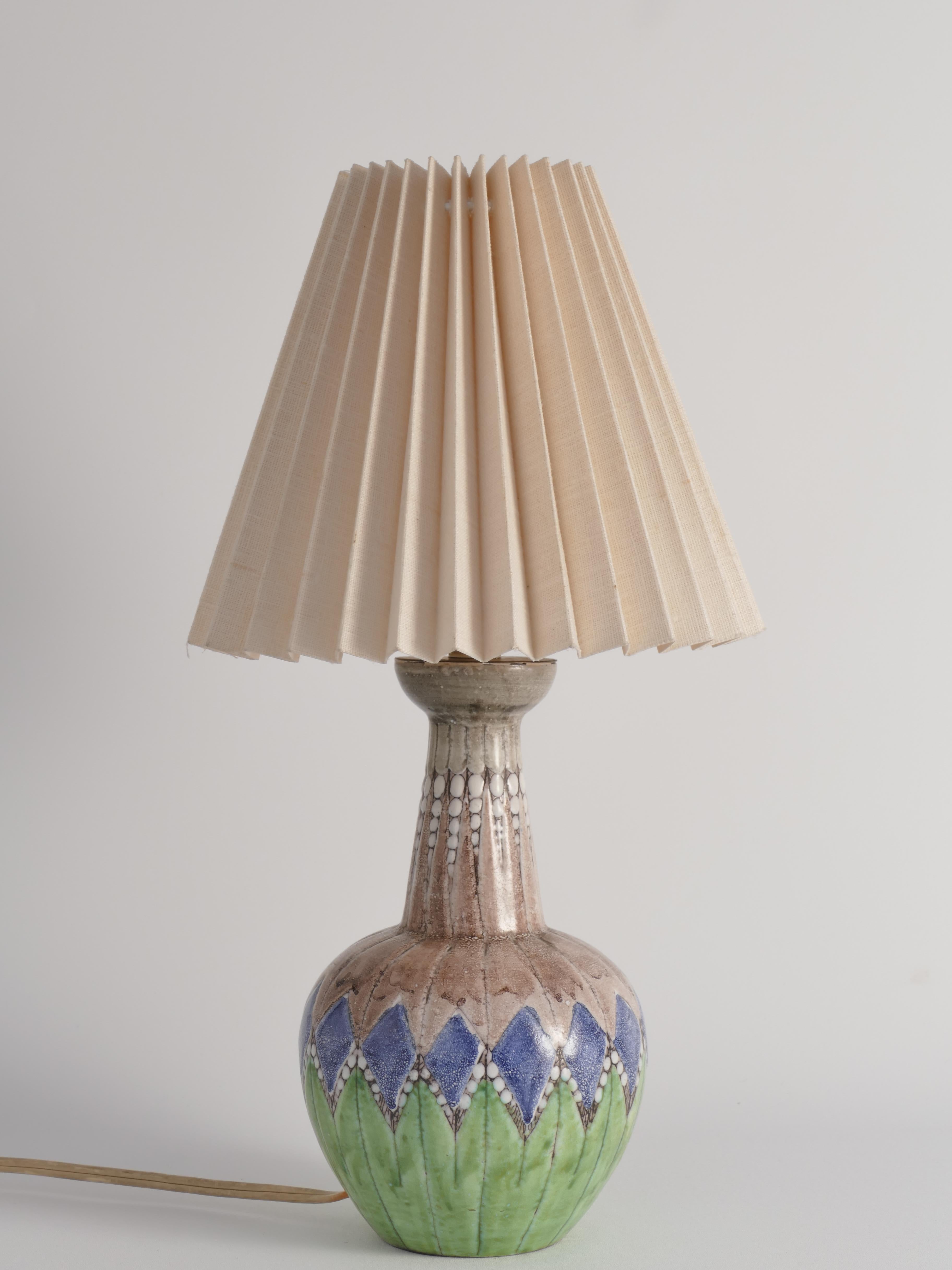 Einzigartige skandinavische moderne Steingutlampe von Tilgmanns, Schweden 1950er Jahre 

Diese skandinavisch-moderne Tischleuchte von Tilgmanns, die in den 1950er Jahren in Schweden entstand, ist ein beeindruckendes Beispiel für künstlerische