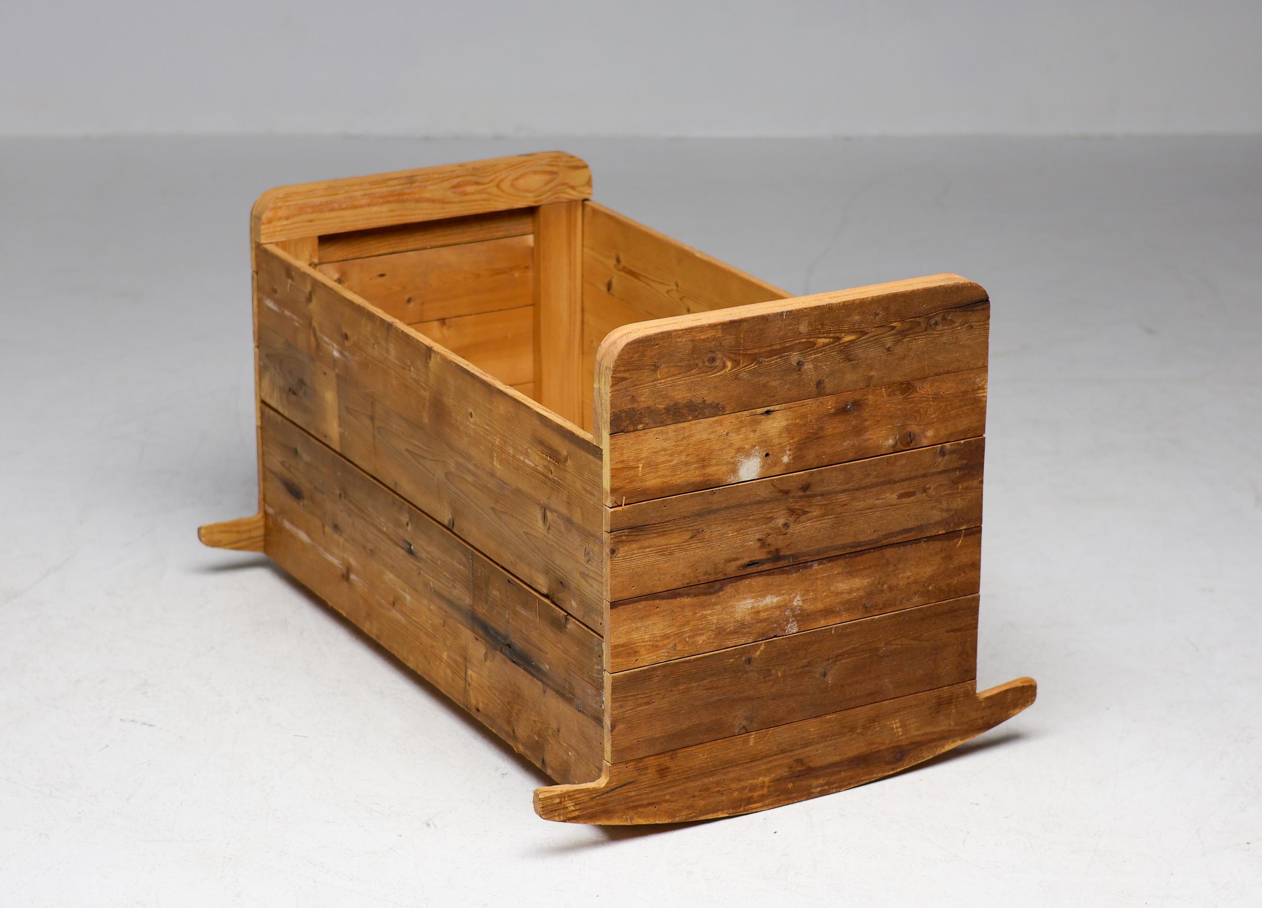 Lit à bascule en très bon état d'origine.
Signature Piet Hein Eek : meubles en bois de récupération durables.
Design/One pratique et sans chichis.
Marqué PHE en bas.

Piet Hein Eek est un designer et fabricant néerlandais, connu pour son approche
