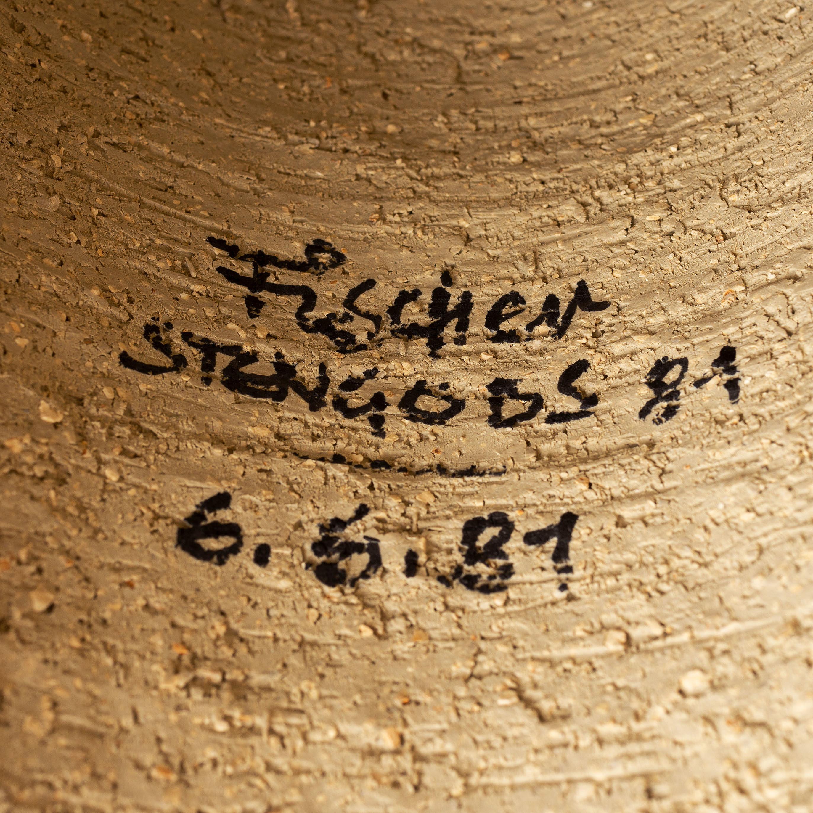Unique sculpted Stoneware lamp by Fischer Stengobs Sweden Signed underneath and dated 81
Good condition
Important Size dial 25 height 54 cm.