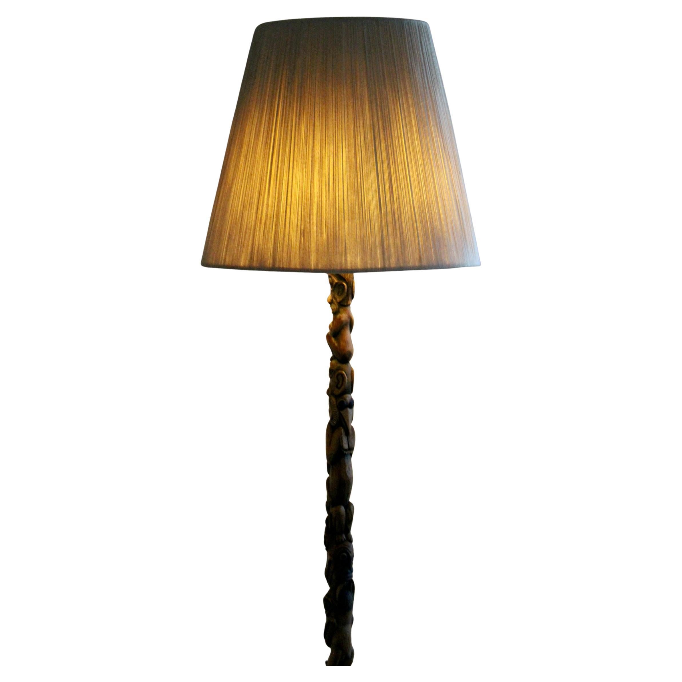 Einzigartige Stehlampe aus geschnitztem Holz im Angebot