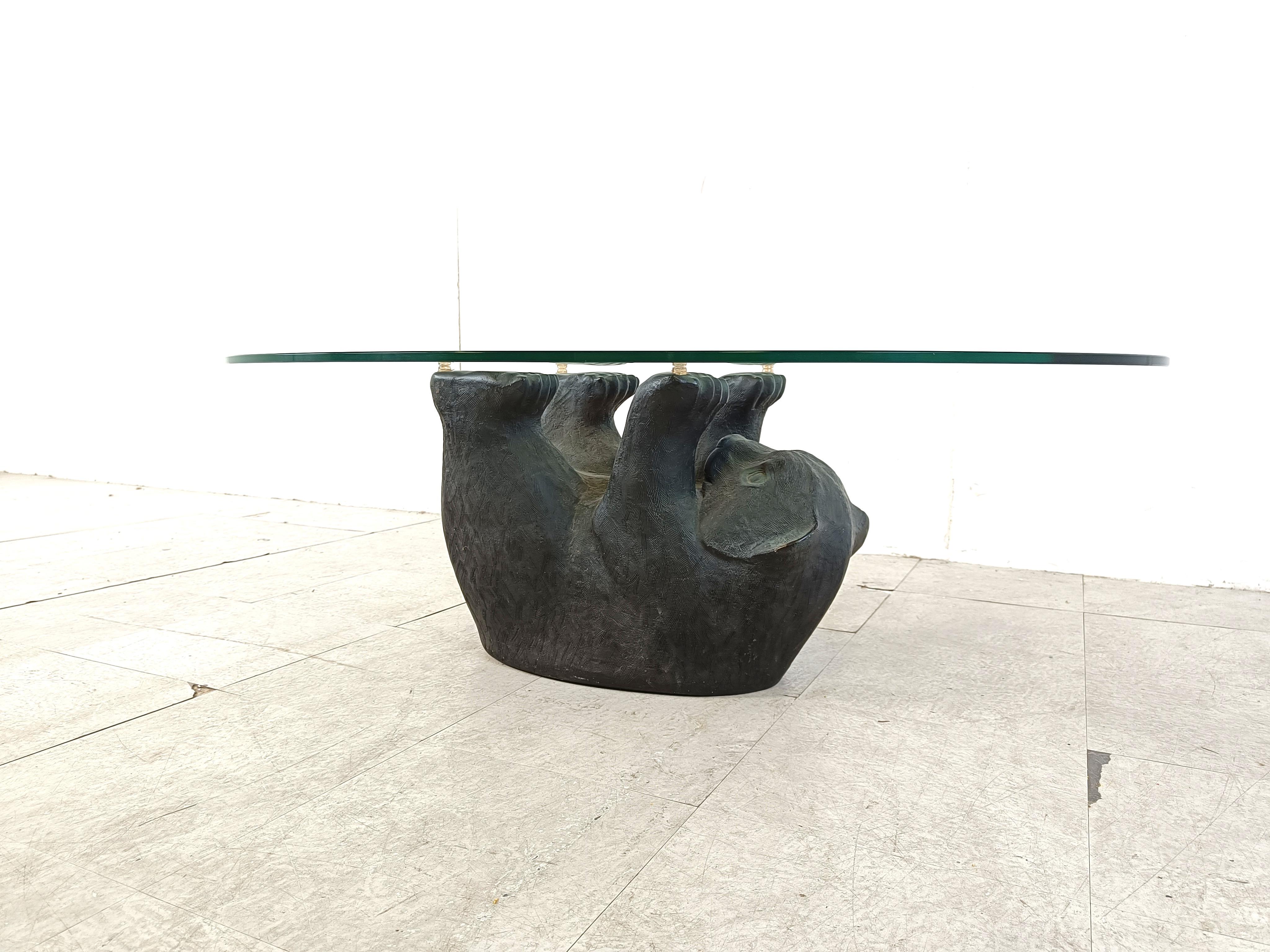 Table basse sculpturale unique en forme d'ours noir, années 1970 en vente 2