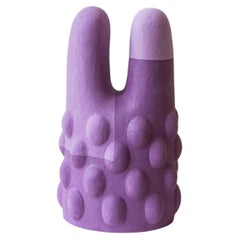 Orejas únicas de cerámica escultórica en morado de Austin Coudriet