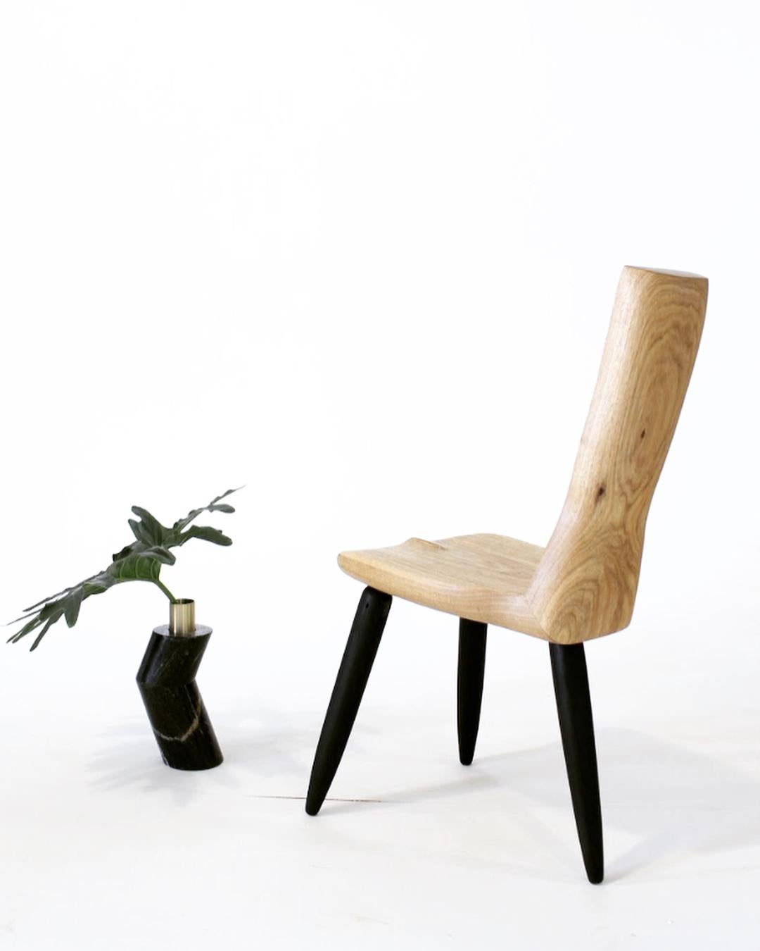 Einzigartiger skulpturaler Stuhl, Zara von Gustavo Dias
Zara-Stuhl
Holz: Verschiedene Hölzer sind verfügbar
Designer: Gustavo DIAS
Abmessungen: 74 x 35 x 30 cm

Gustavo Dias
Einer der wichtigsten zeitgenössischen brasilianischen
