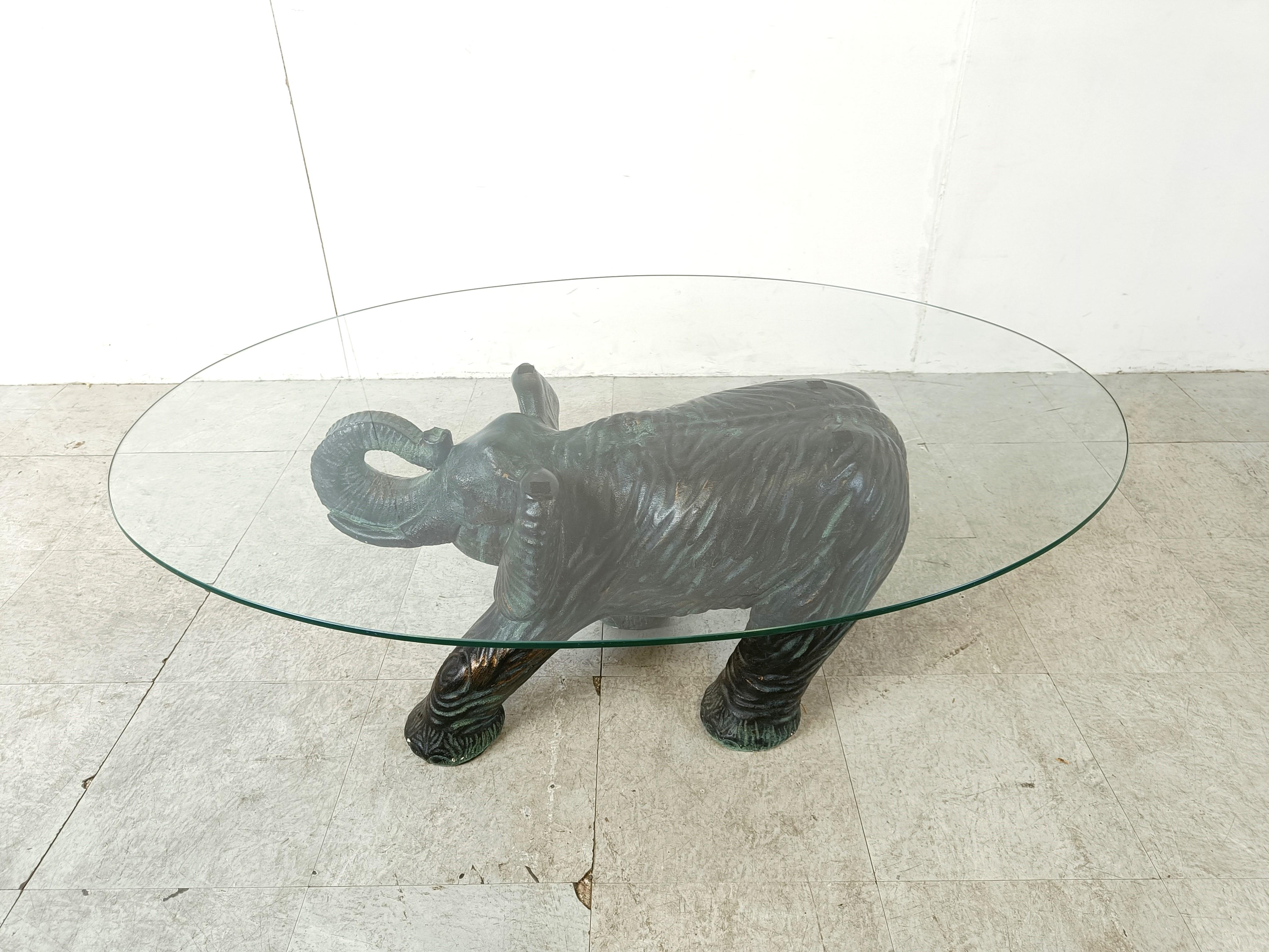 
Eleganter Elefanten-Couchtisch aus Gips mit einer ovalen Glasplatte. 

Schöner skulpturaler Tischsockel.

Sehr guter Zustand.

1970er Jahre - Belgien

Abmessungen Basis:
Höhe: 40cm/15.74