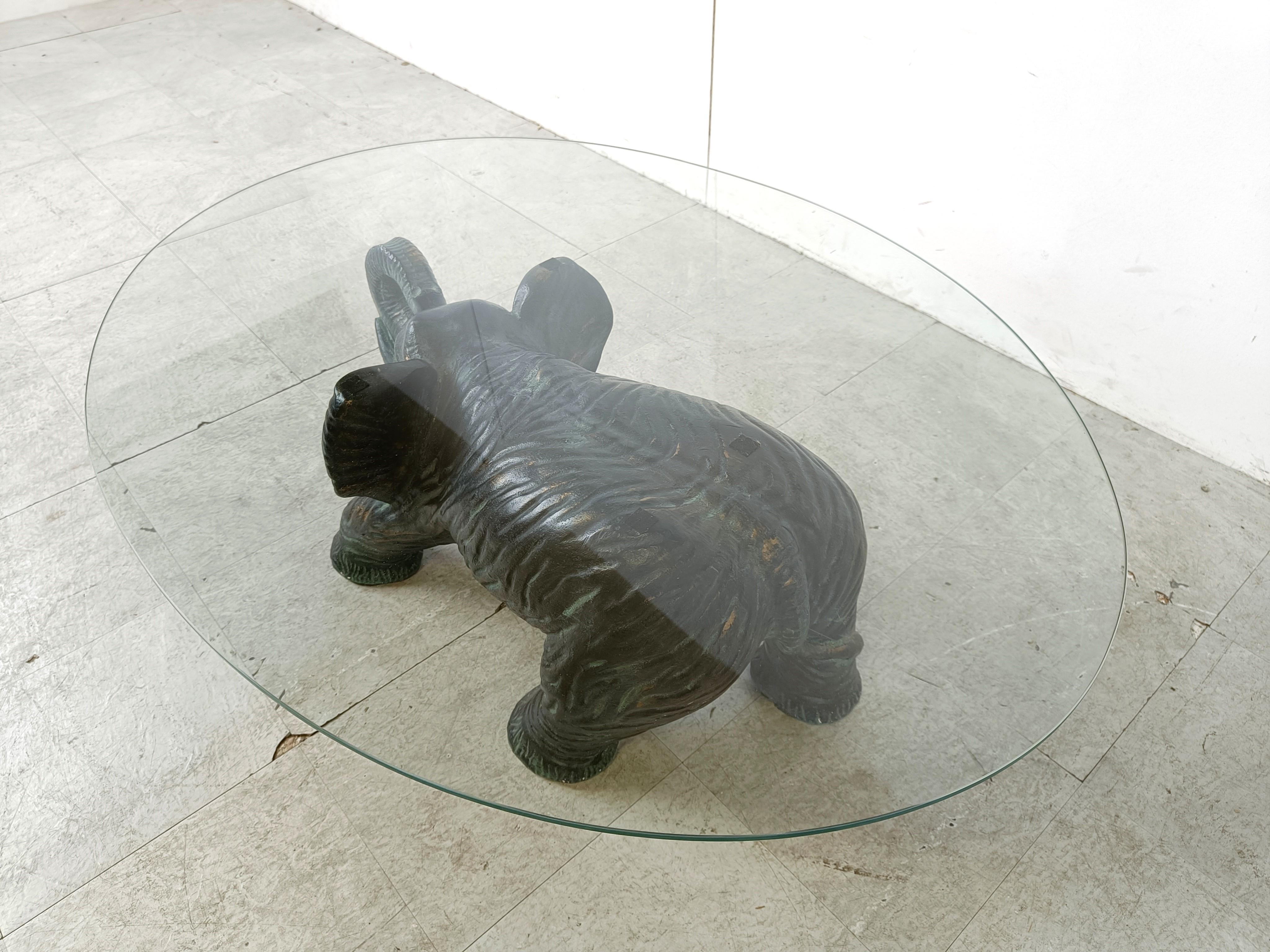 Einzigartiger skulpturaler Elefanten-Couchtisch, 1970er Jahre (Glas) im Angebot