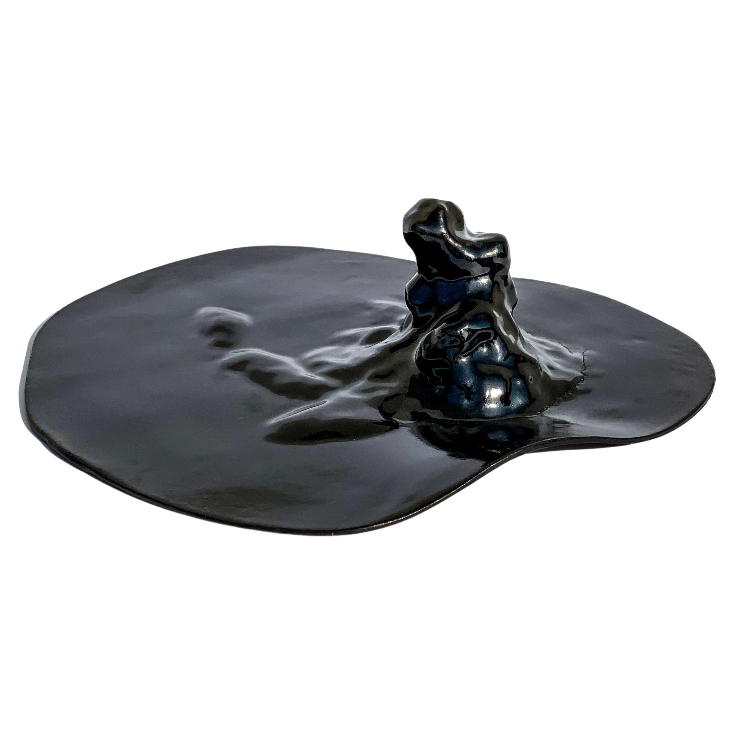 Einzigartige skulpturale „Gongshi“-Teller N0.1, Kunstobjekt in glänzender Tenmoku-Finish im Angebot