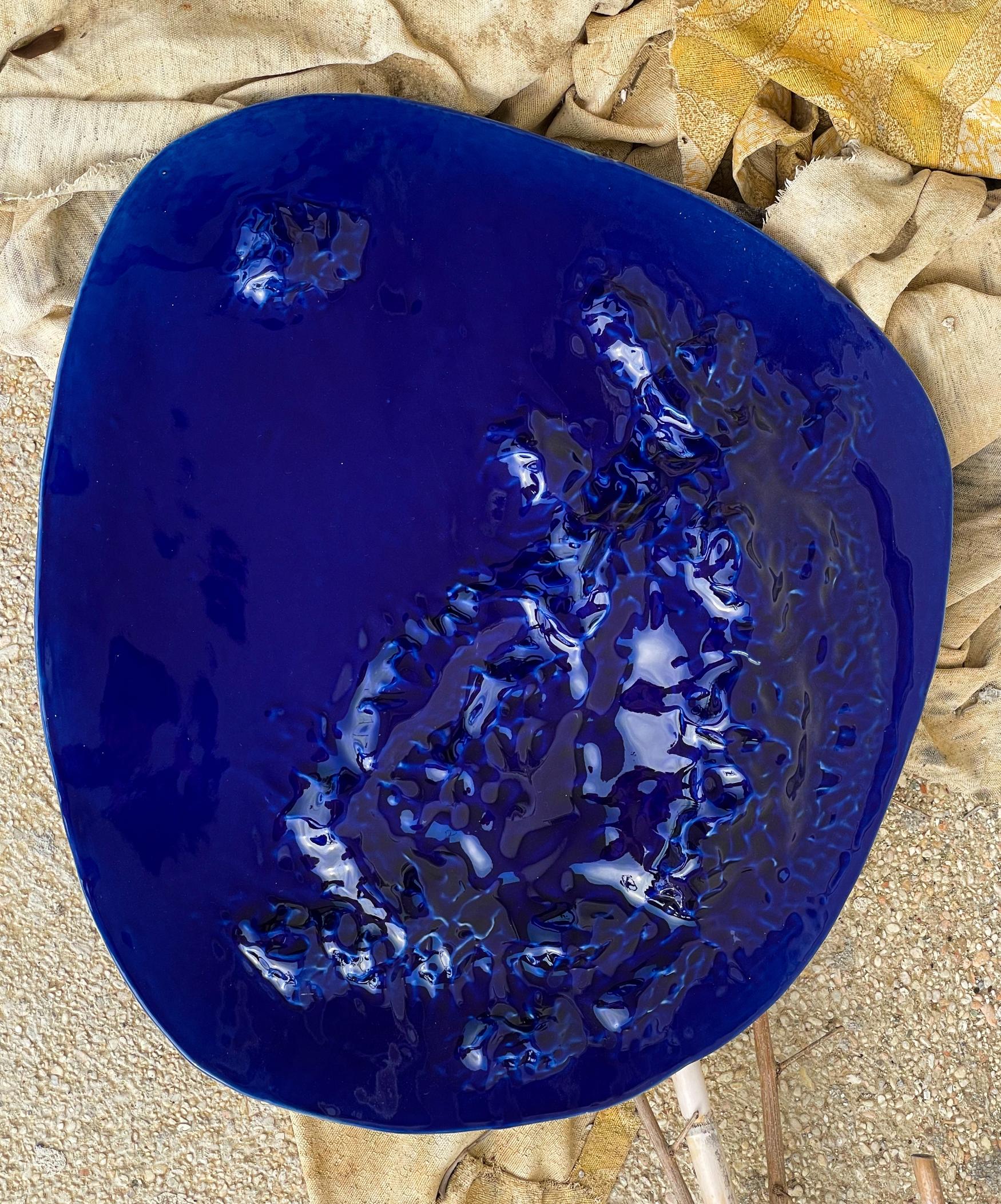 Gongshi-Schilder

Handgefertigte, einzigartige, wellenförmige Teller, Objet d'Art in kobaltblau.

Diese skulpturalen Teller sind von den chinesischen 