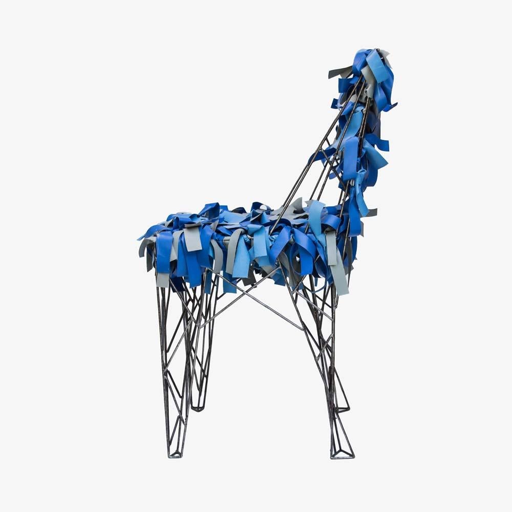 Cette chaise sculpturale unique, conçue par Anacleto Spazzapan dans les années 1990, est un témoignage du design italien. Fabriqué à partir d'un revêtement en cuir bleu et gris et d'un cadre en métal forgé soudé, il incarne le talent et le