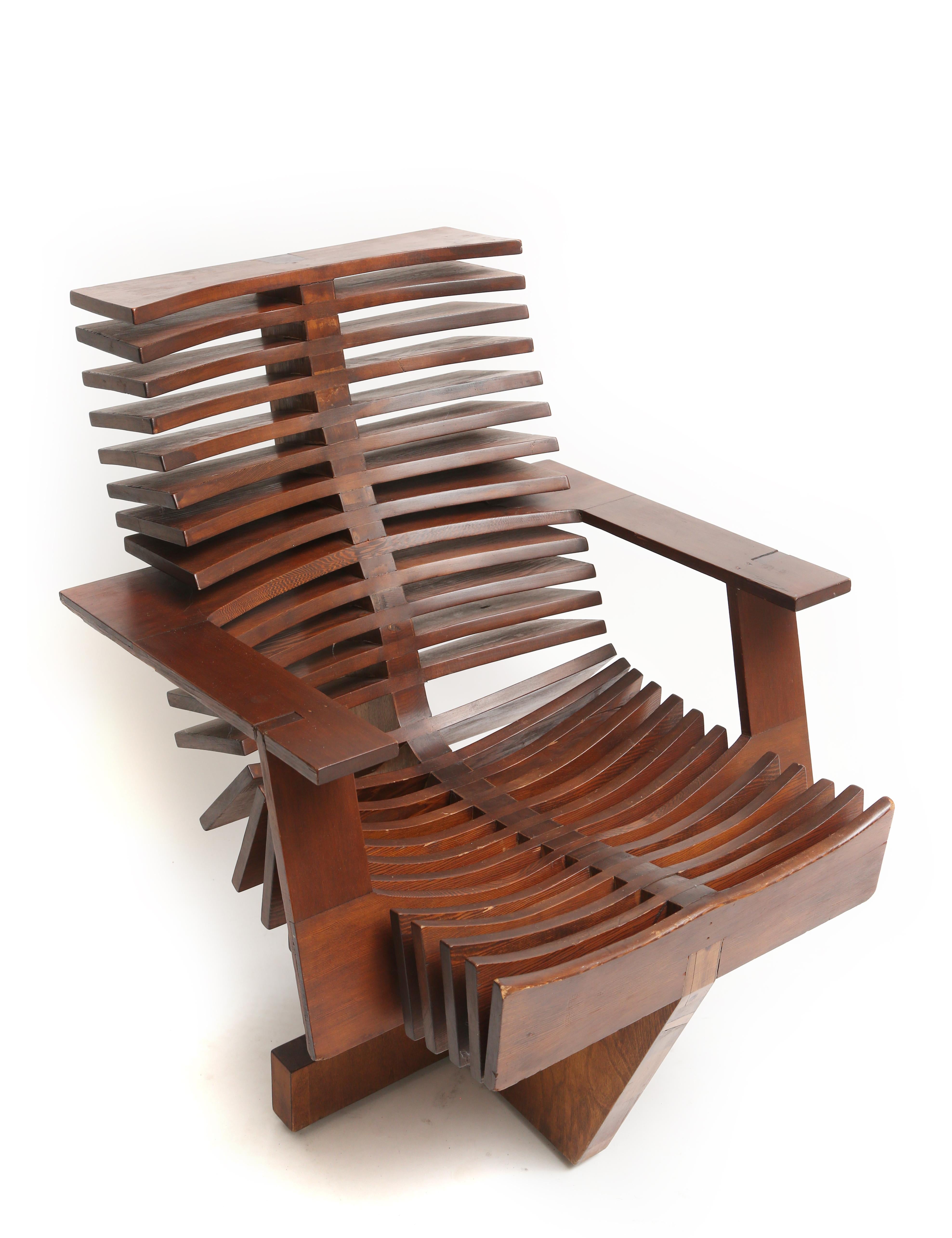 Einzigartiger skulpturaler Stuhl aus Kiefer im Zustand „Gut“ im Angebot in West Palm Beach, FL