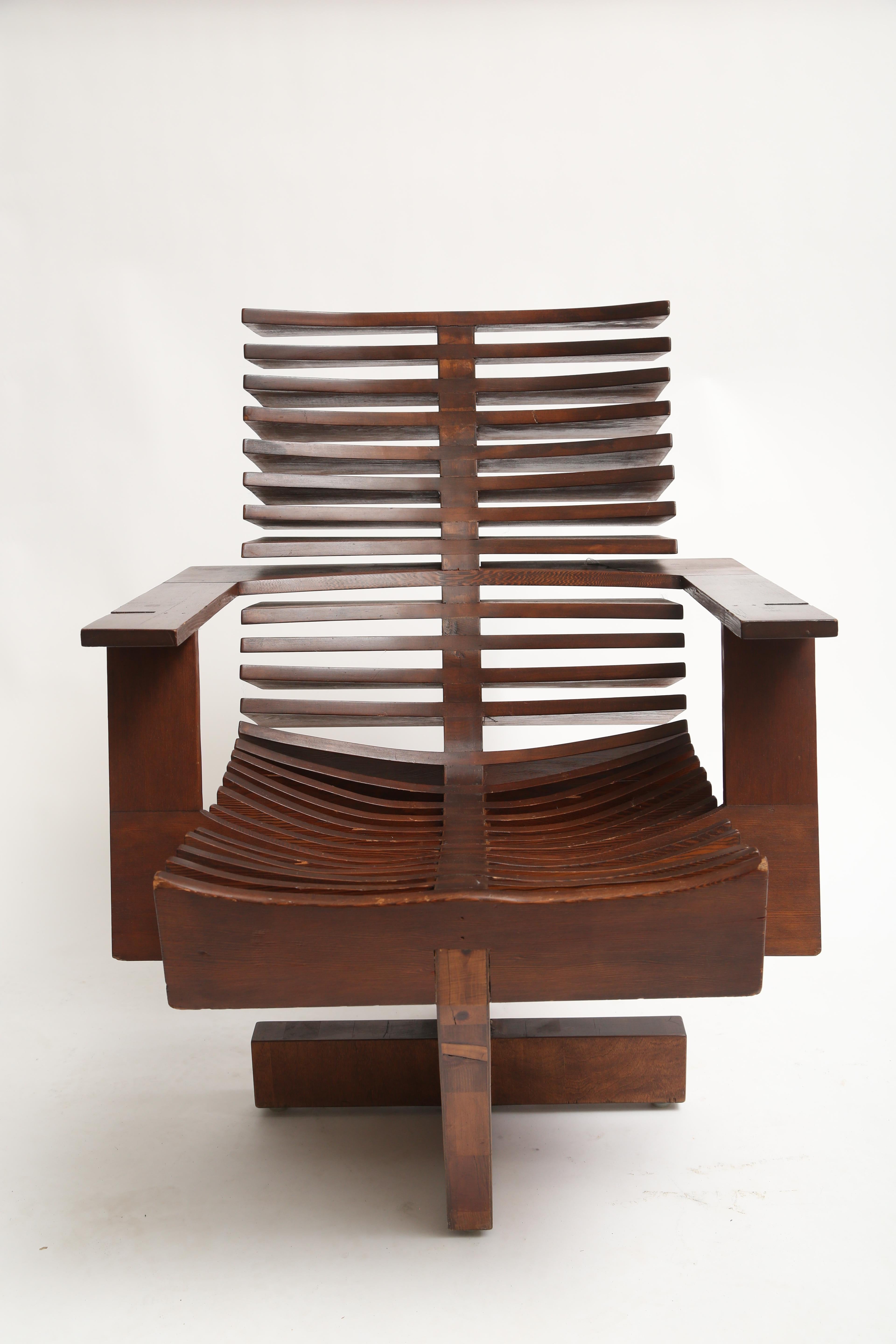 Einzigartiger skulpturaler Stuhl aus Kiefer (amerikanisch) im Angebot