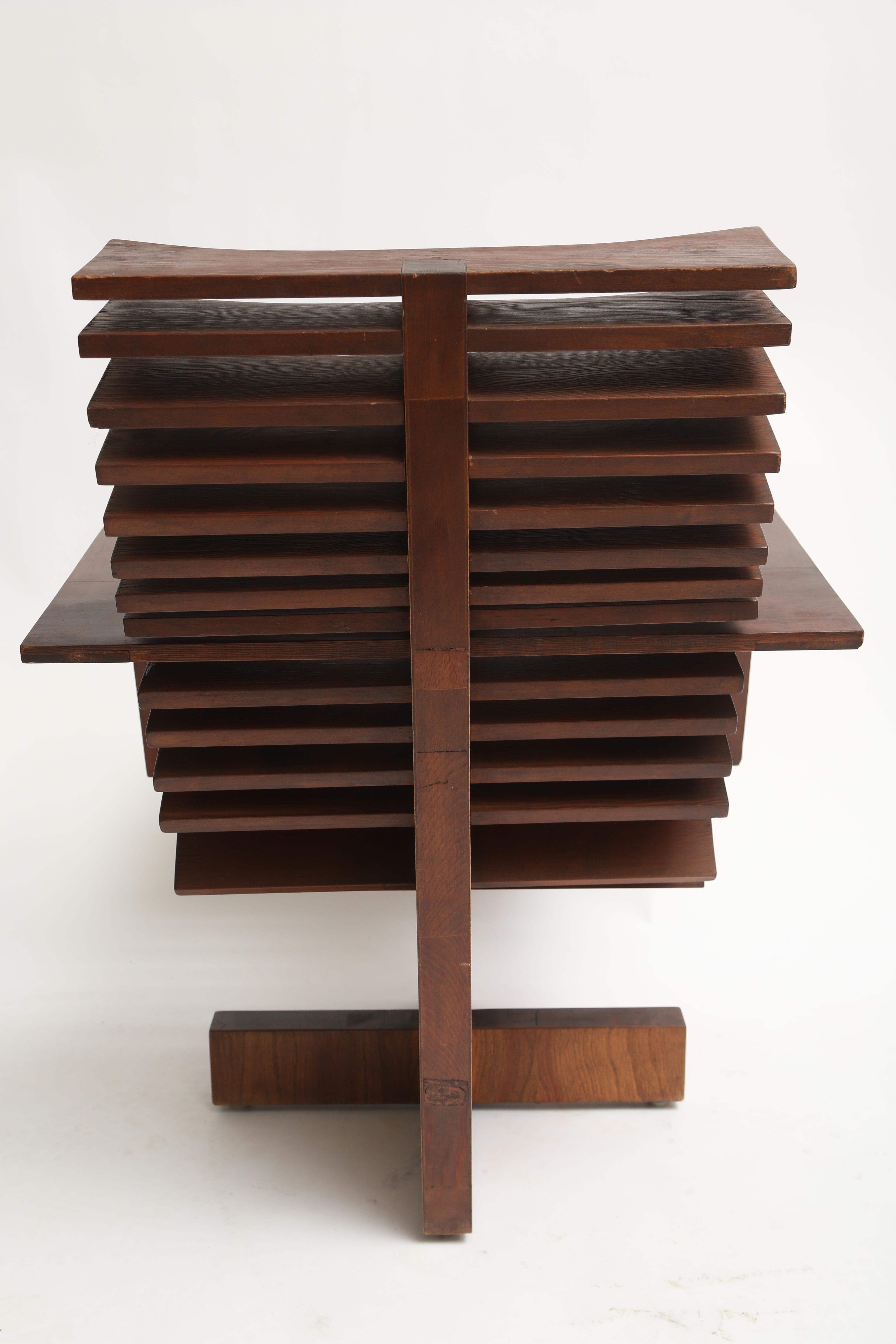 Einzigartiger skulpturaler Stuhl aus Kiefer (Ende des 20. Jahrhunderts) im Angebot