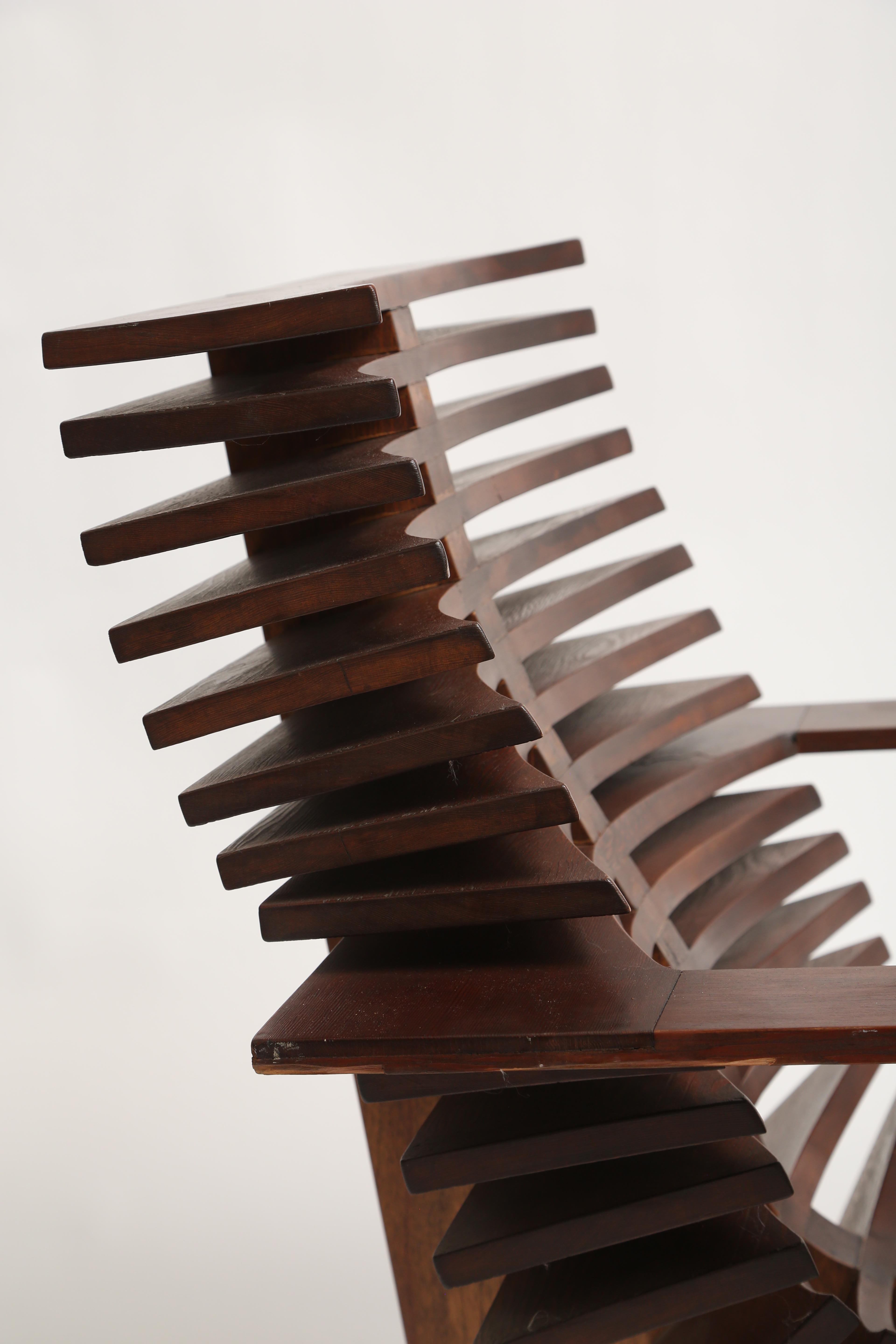 Einzigartiger skulpturaler Stuhl aus Kiefer (Kiefernholz) im Angebot