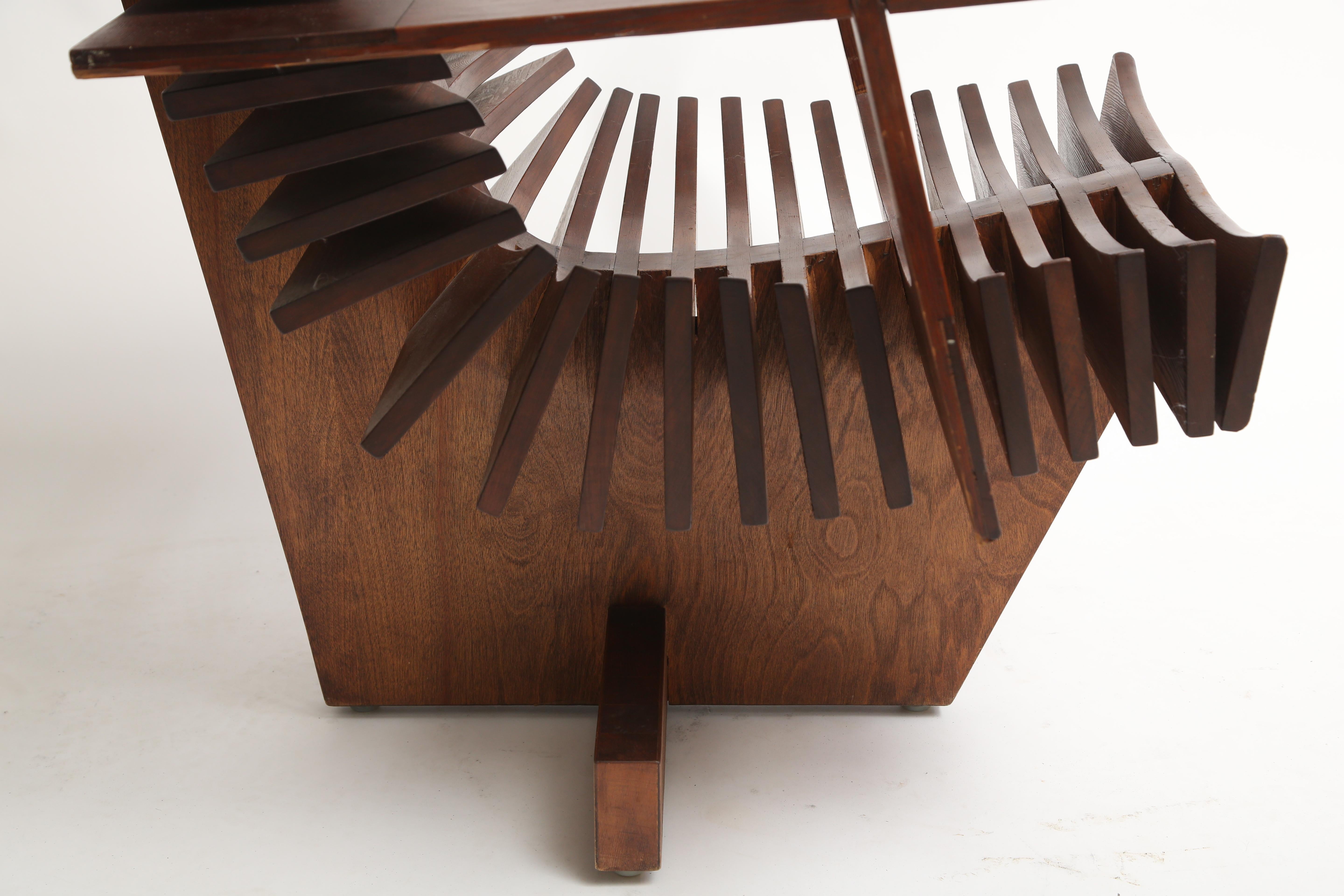 Einzigartiger skulpturaler Stuhl aus Kiefer im Angebot 1