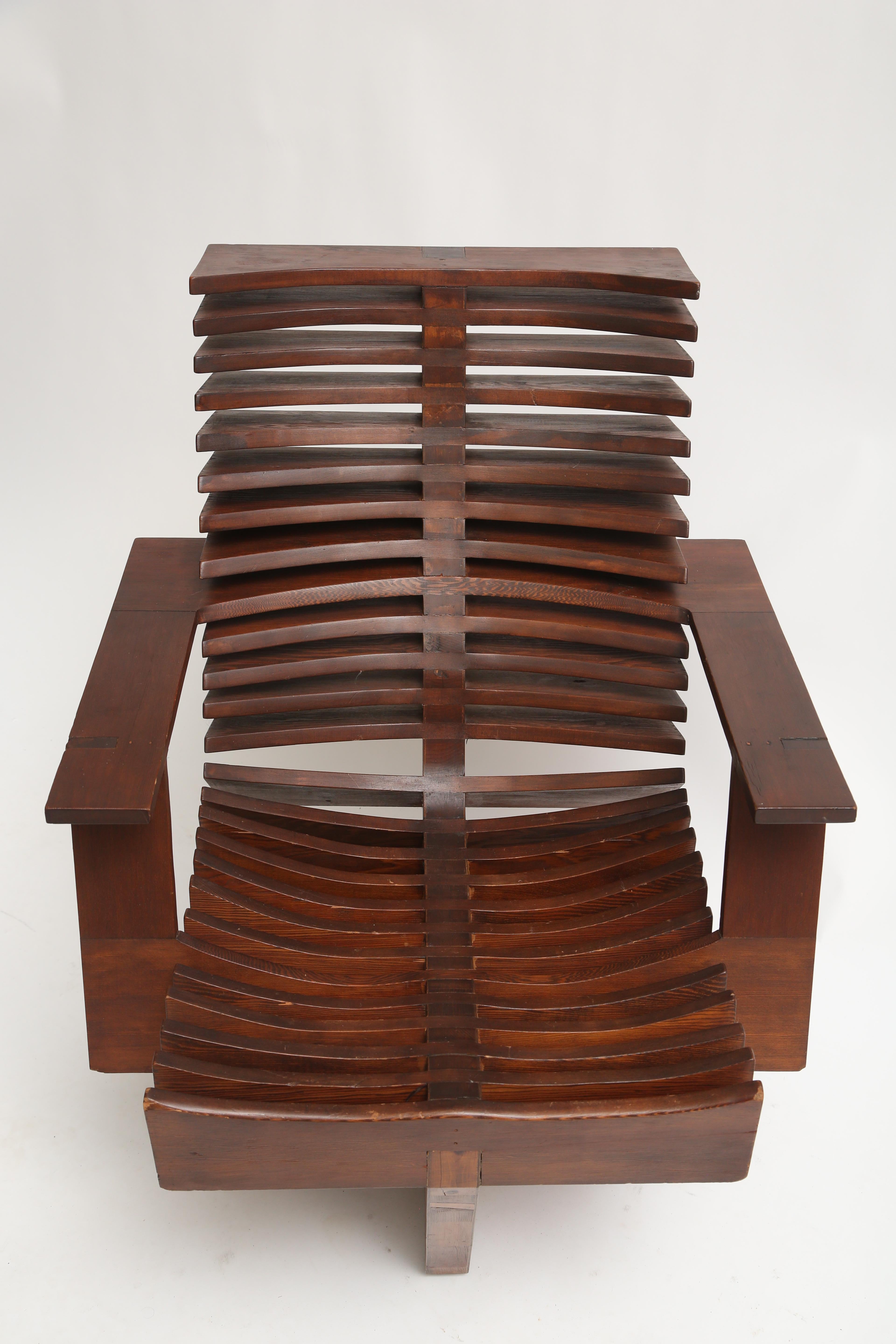 Einzigartiger skulpturaler Stuhl aus Kiefer im Angebot 3