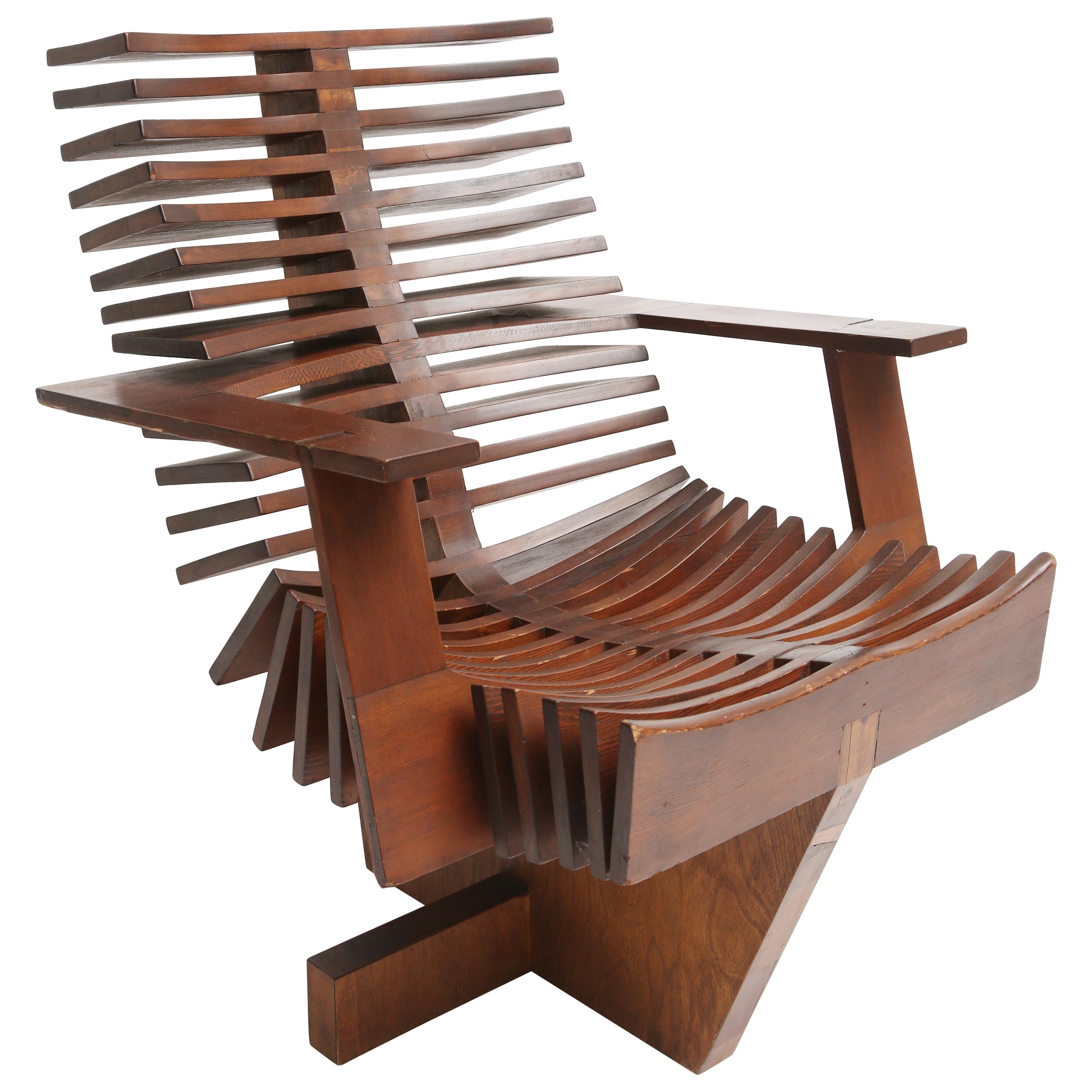 Einzigartiger skulpturaler Stuhl aus Kiefer im Angebot